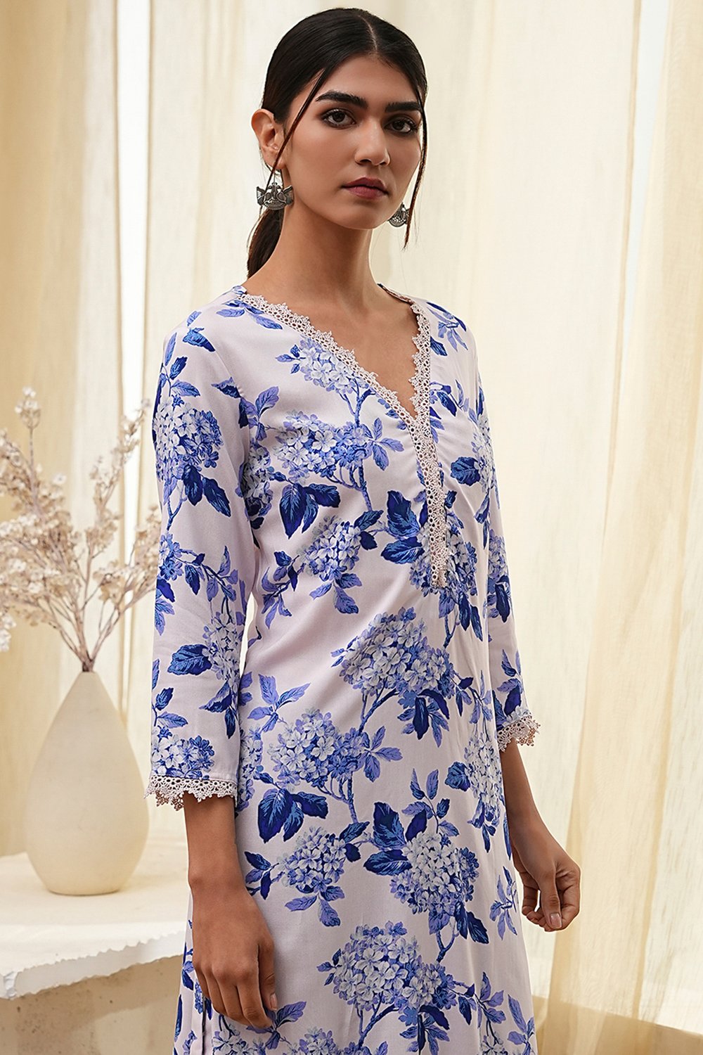 Blue and White Floral Printed Straight Kurta image number 1