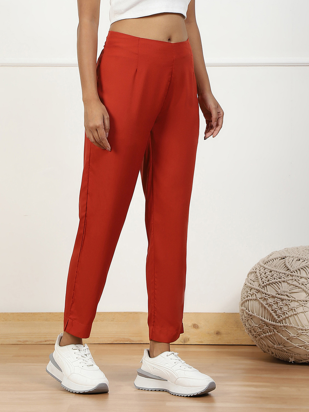 Black Solid Mid-Rise Regular Pants image number 3