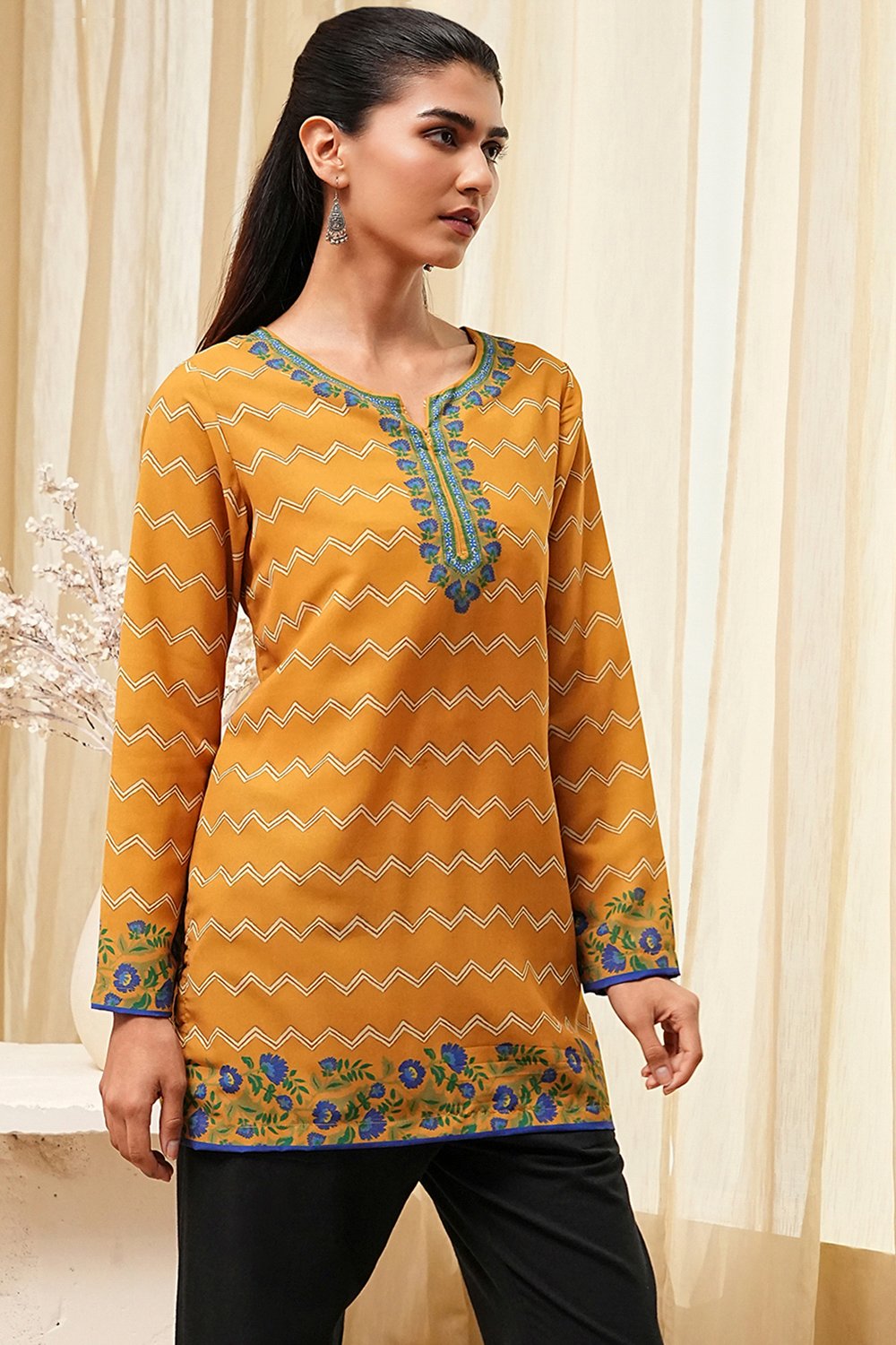 Mustard Yellow Printed Straight Short Kurta image number 4