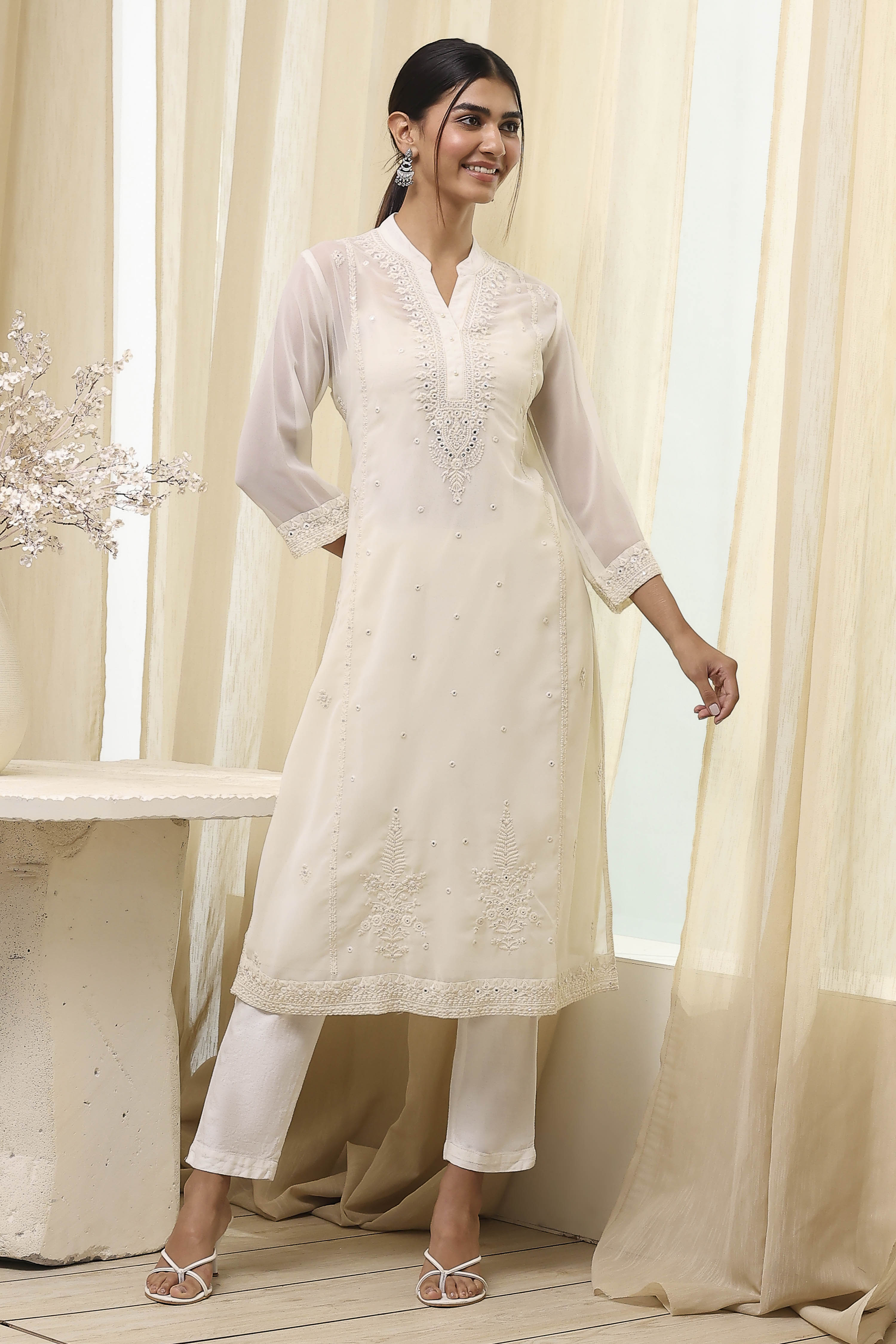 Off-White Embroidered Straight Kurta image number 5