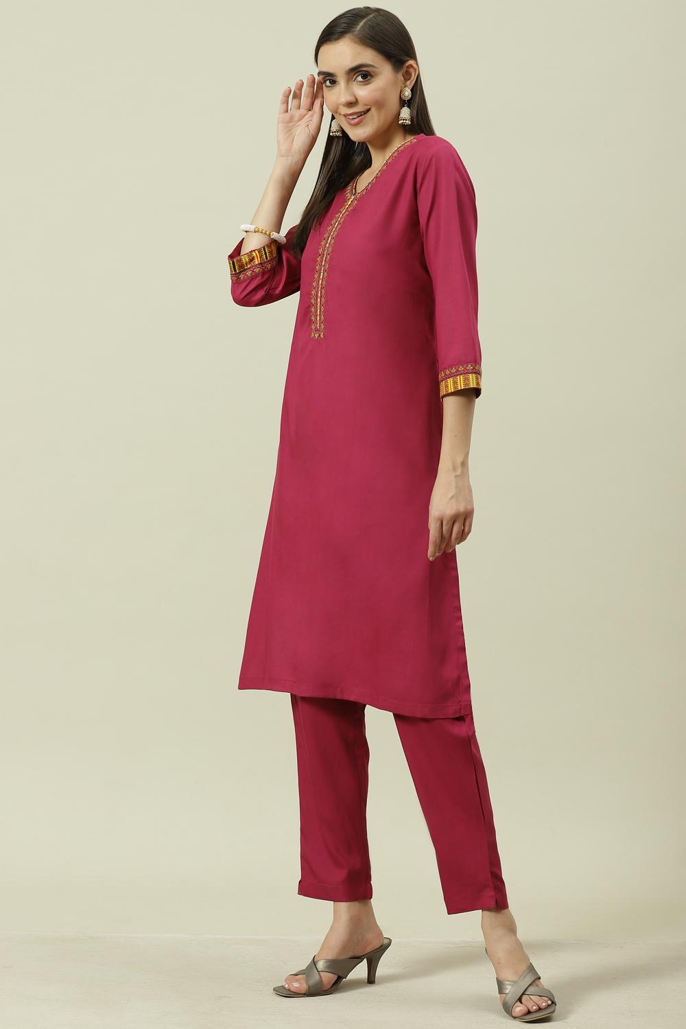 Black Solid LIVA Straight Kurta Regular Pant Suit Set image number 3