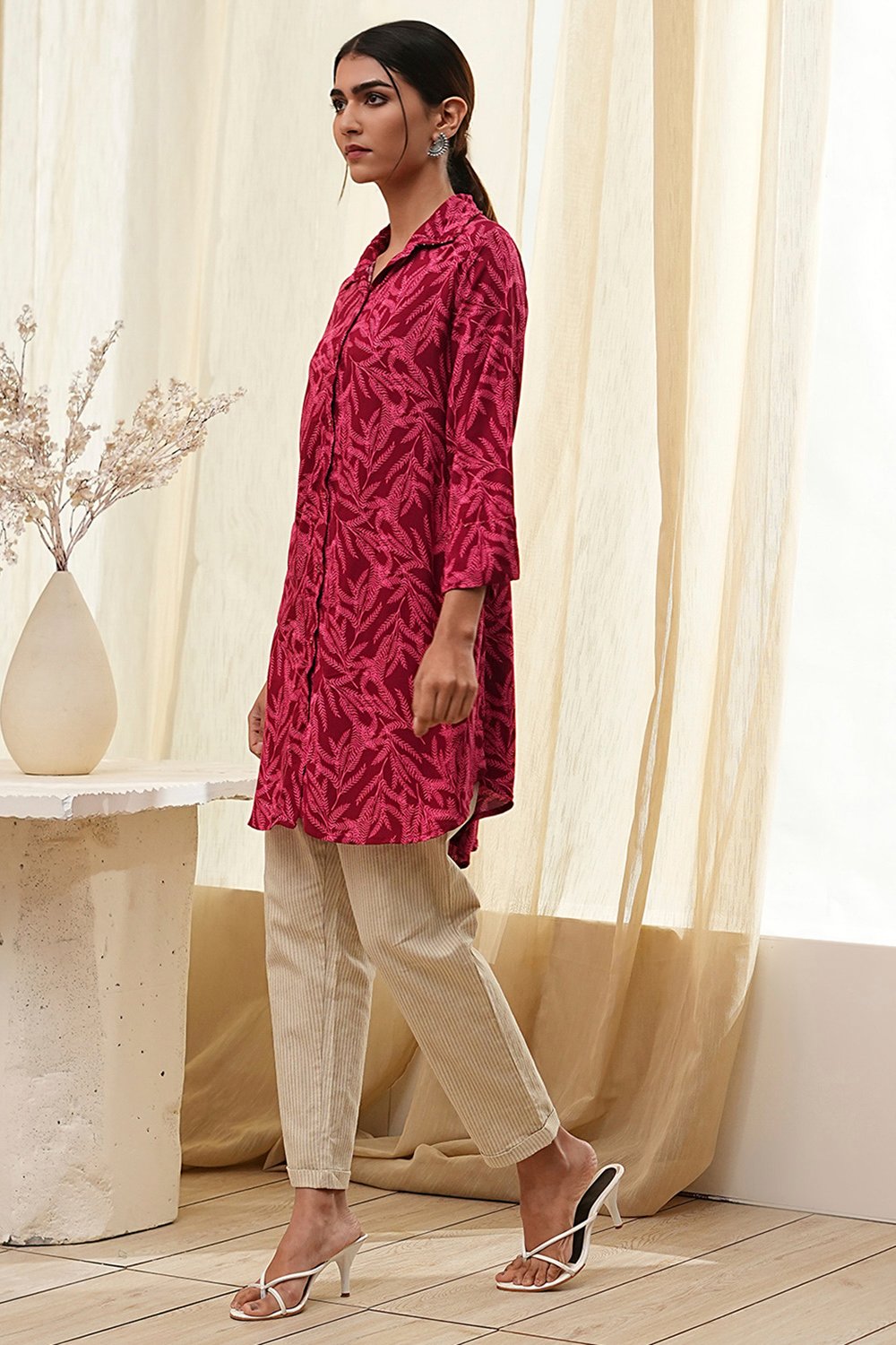 Red Printed Shirt-Style Short Kurta image number 2