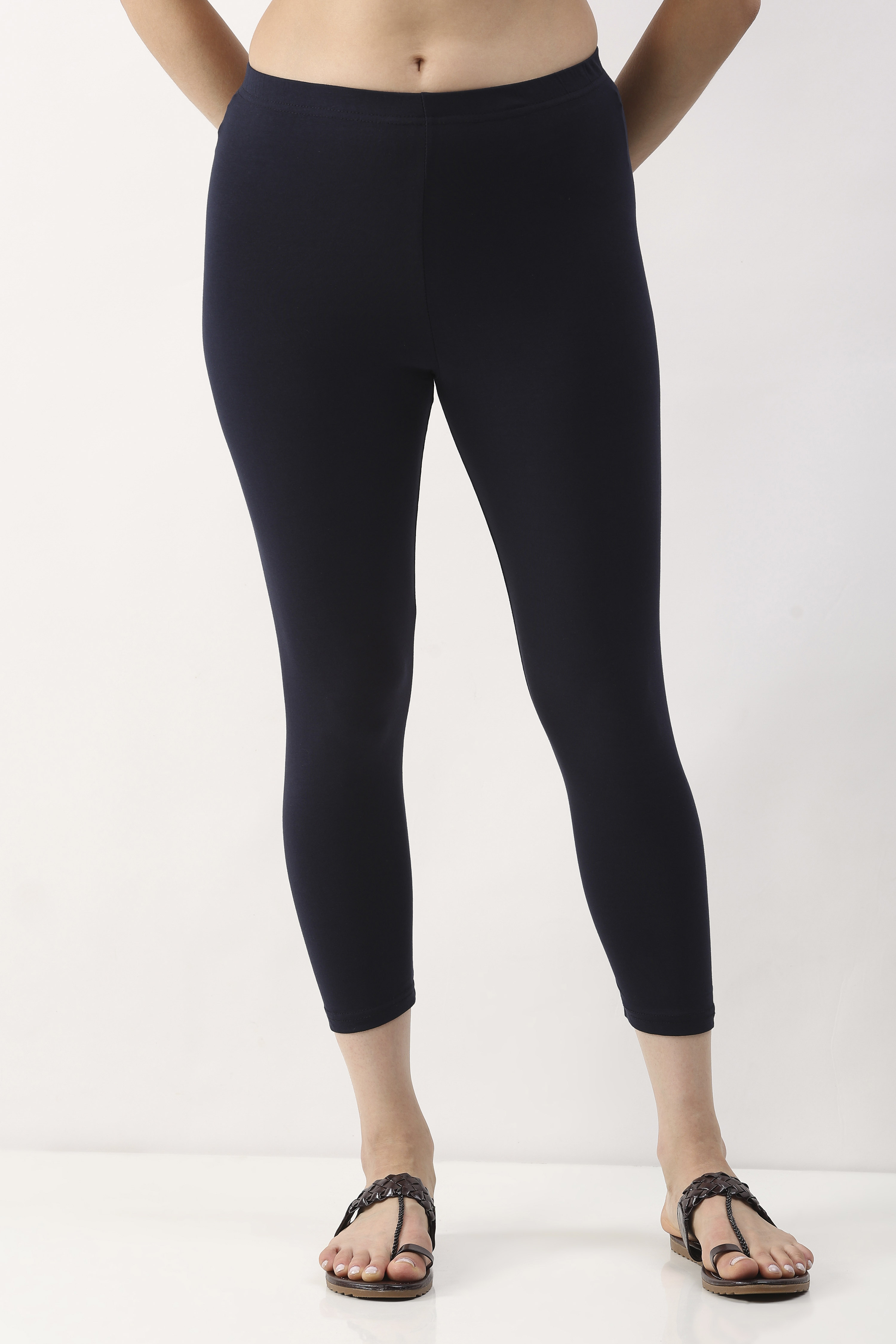 Maroon Cotton Lycra Solid Fitted Cropped Leggings image number 4