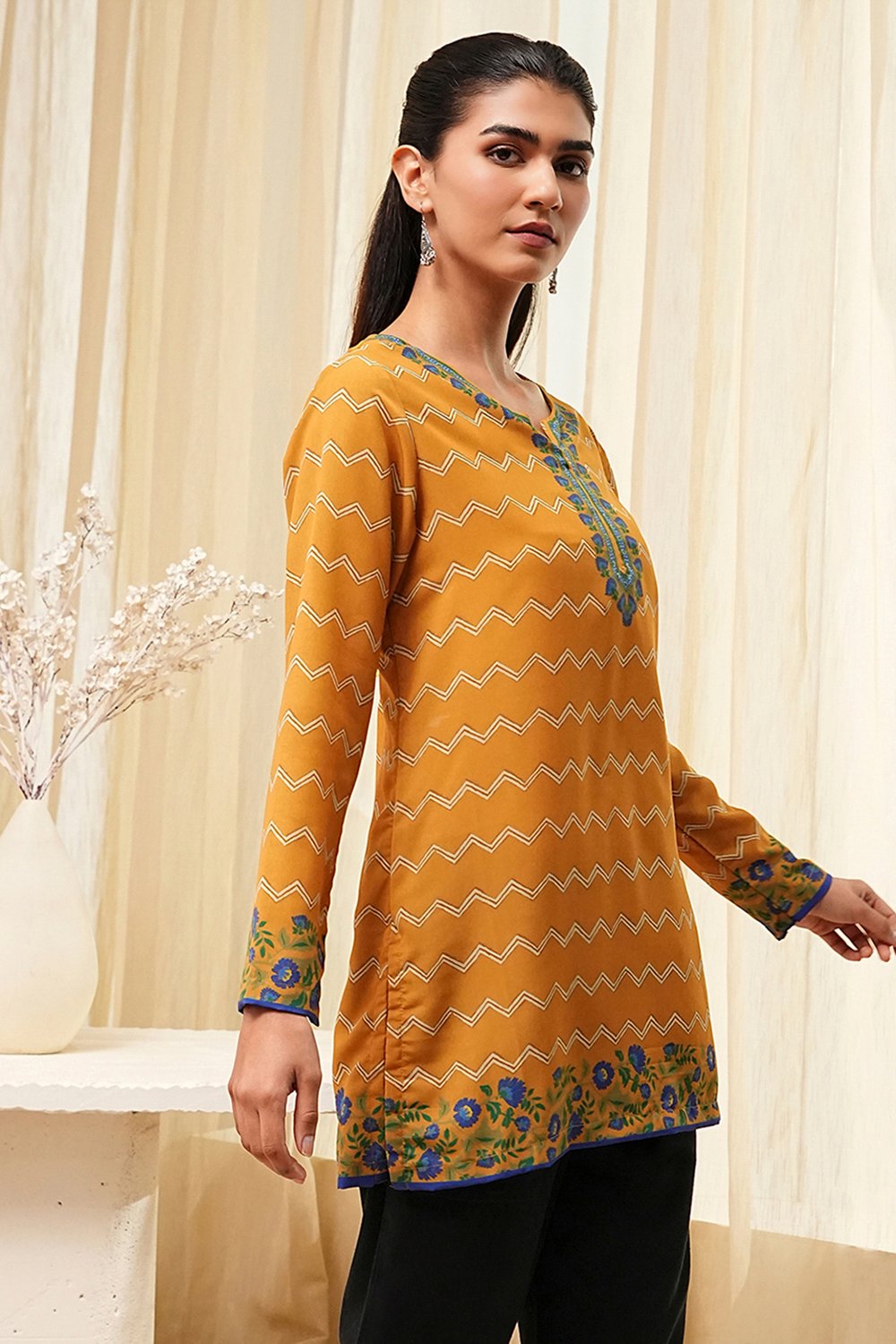 Mustard Yellow Printed Straight Short Kurta image number 6