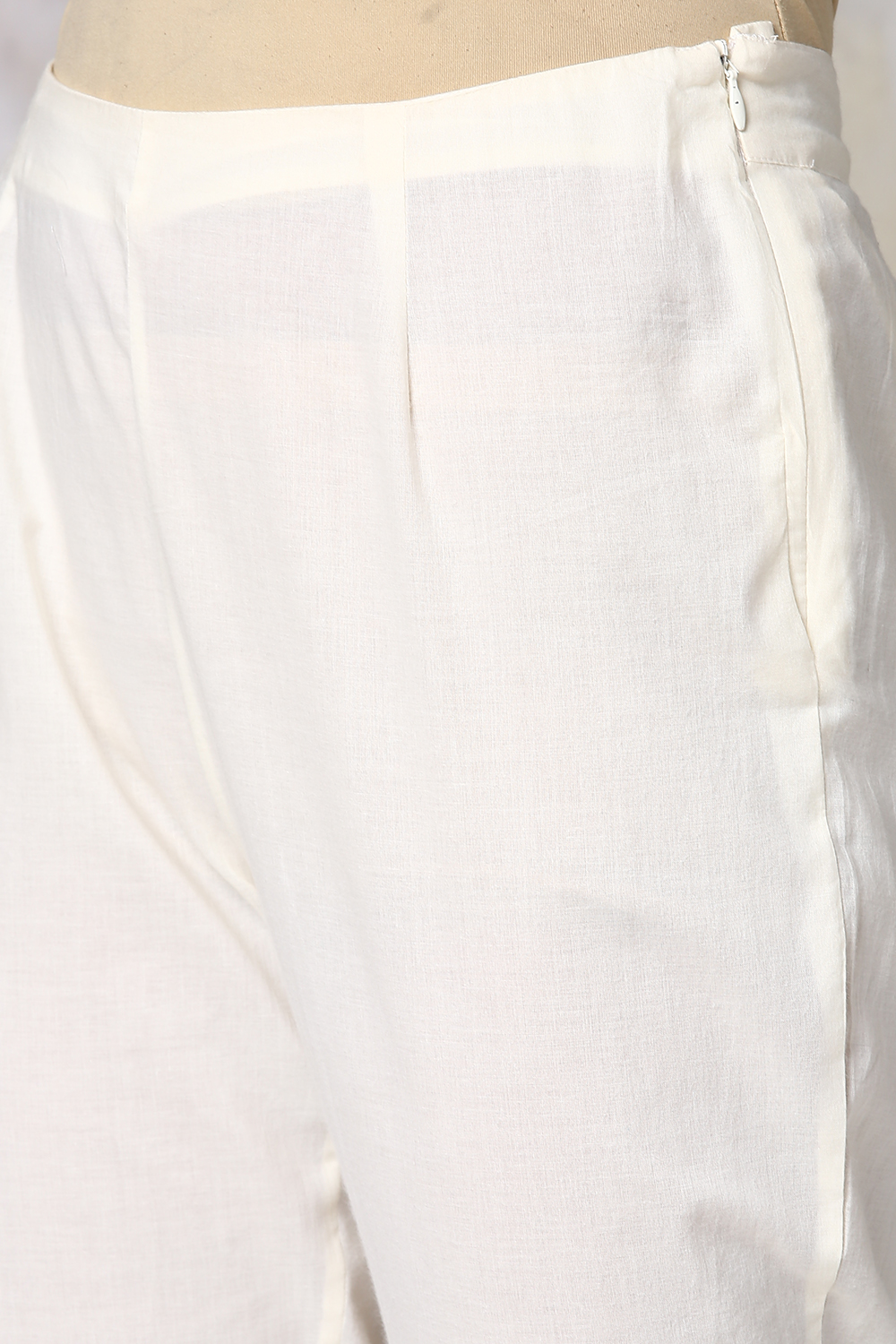 Off White Cotton Straight Kurta Slim Pant Suit Set image number 3