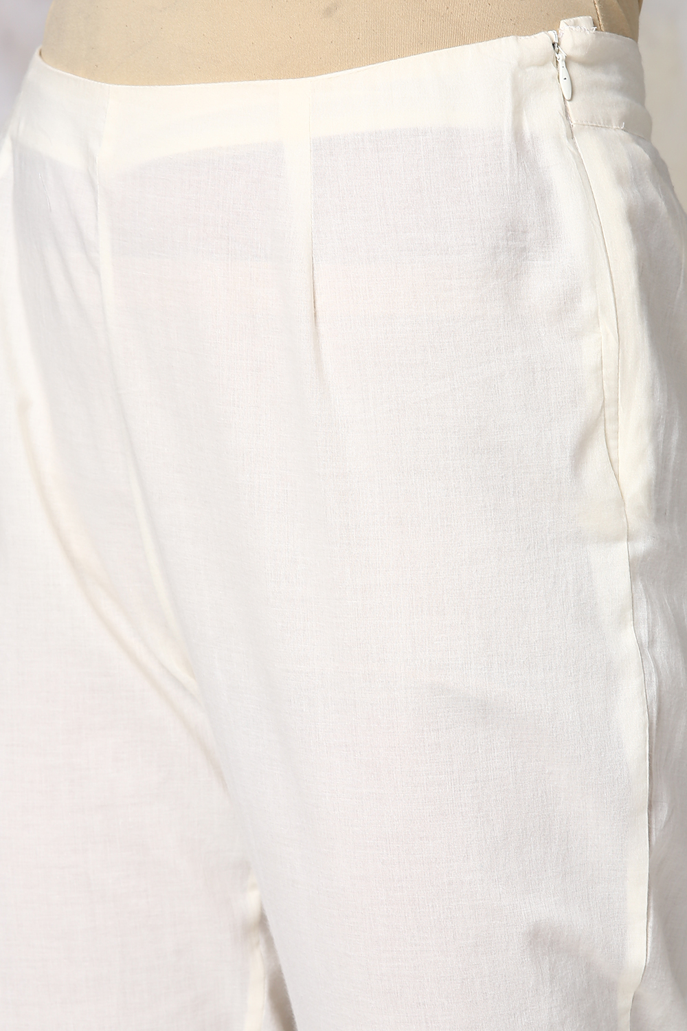 Off White Cotton Straight Kurta Slim Pant Suit Set image number 3