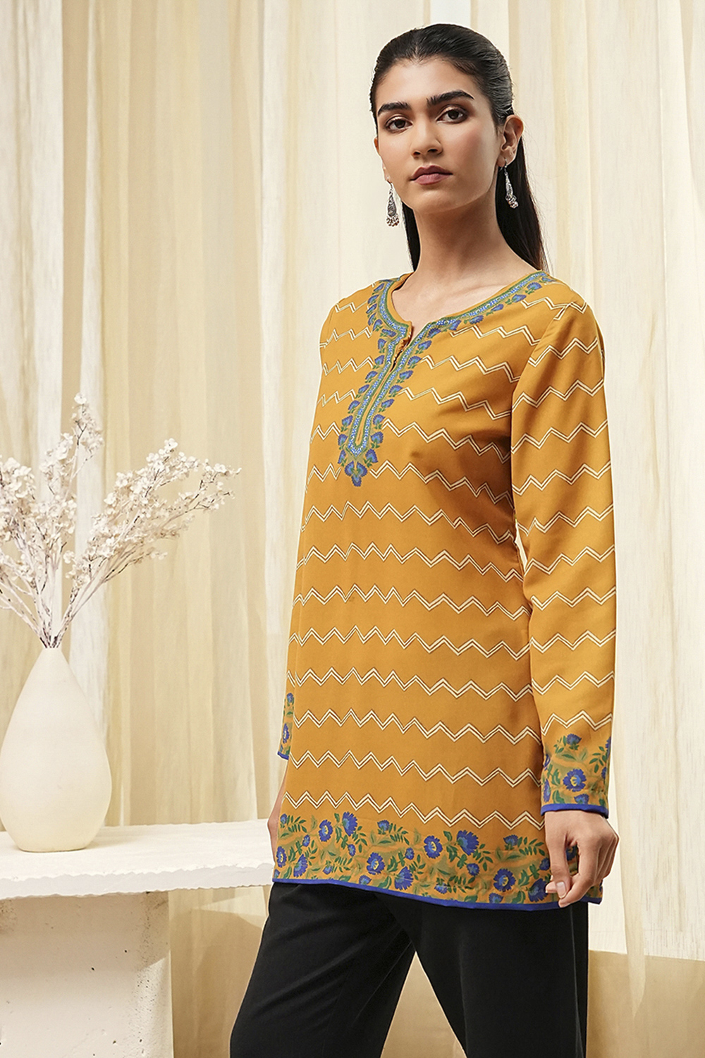 Mustard Yellow Printed Straight Short Kurta image number 2