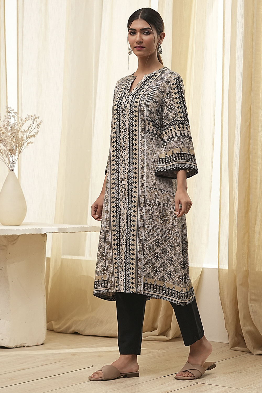 Ecru and Black Printed Straight Kurta image number 2