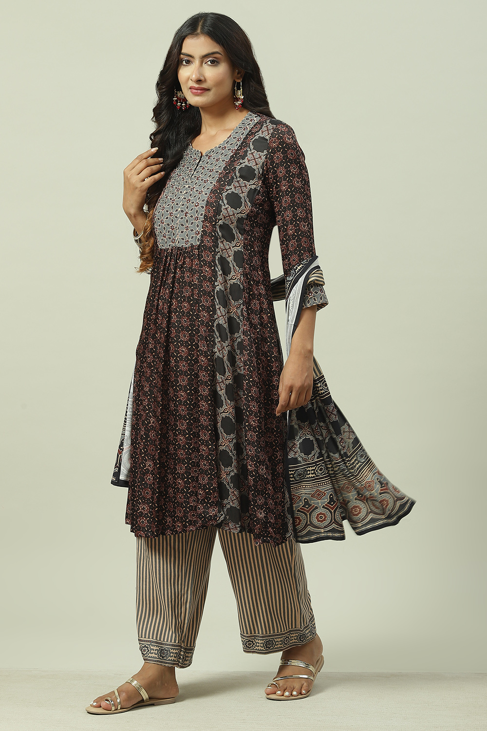 Maroon and Green Viscose Flared Kurta Palazzo Suit Set image number 5