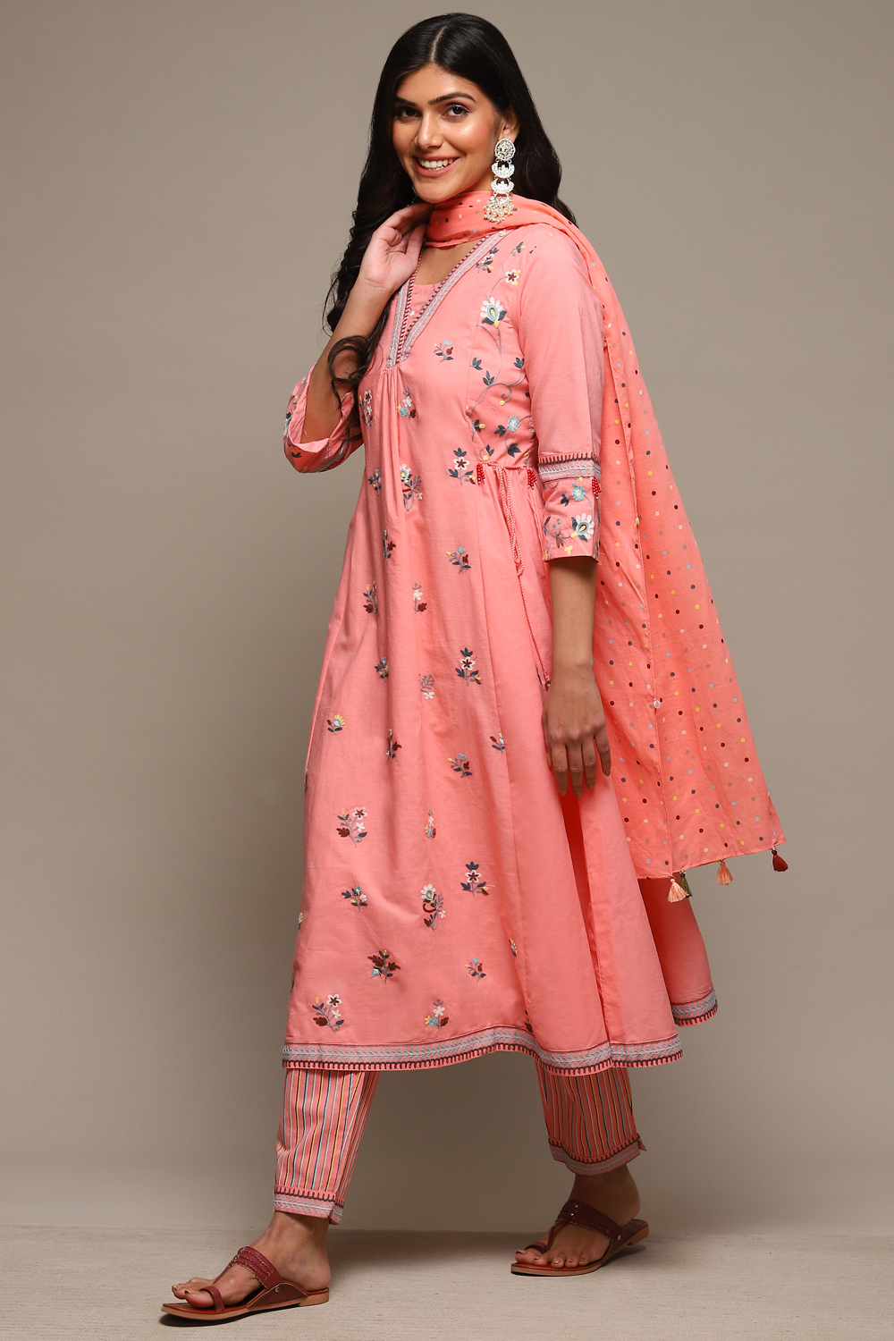 Pink Cotton Gathered Kurta Pants Suit Set image number 5