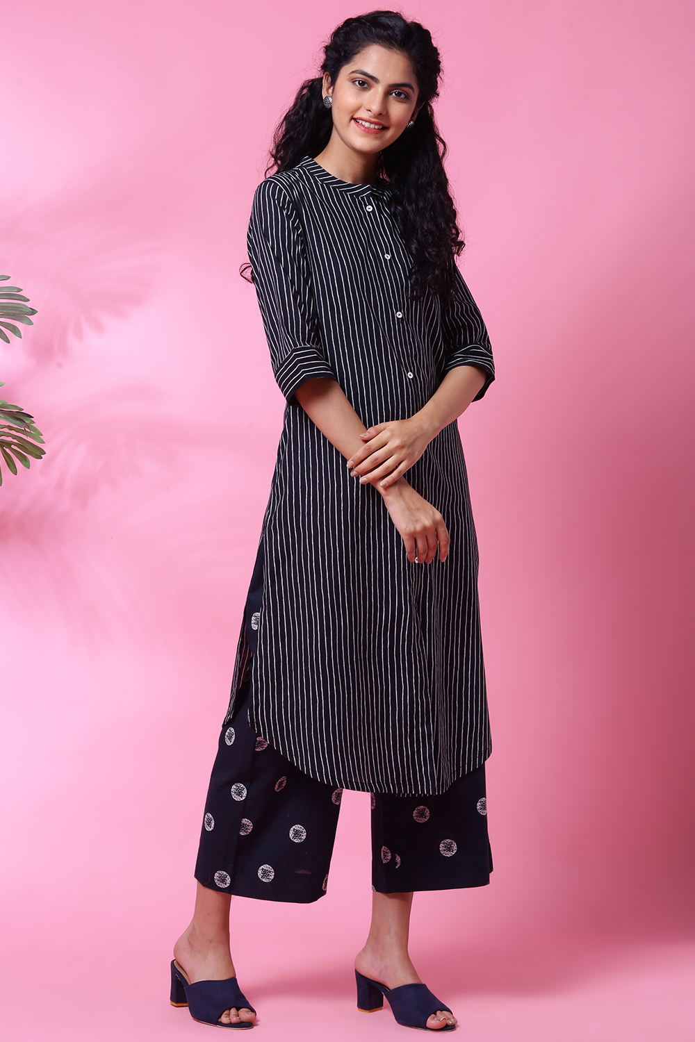 Magenta Cotton Straight Kurta Regular Pants Suit Set image number 4