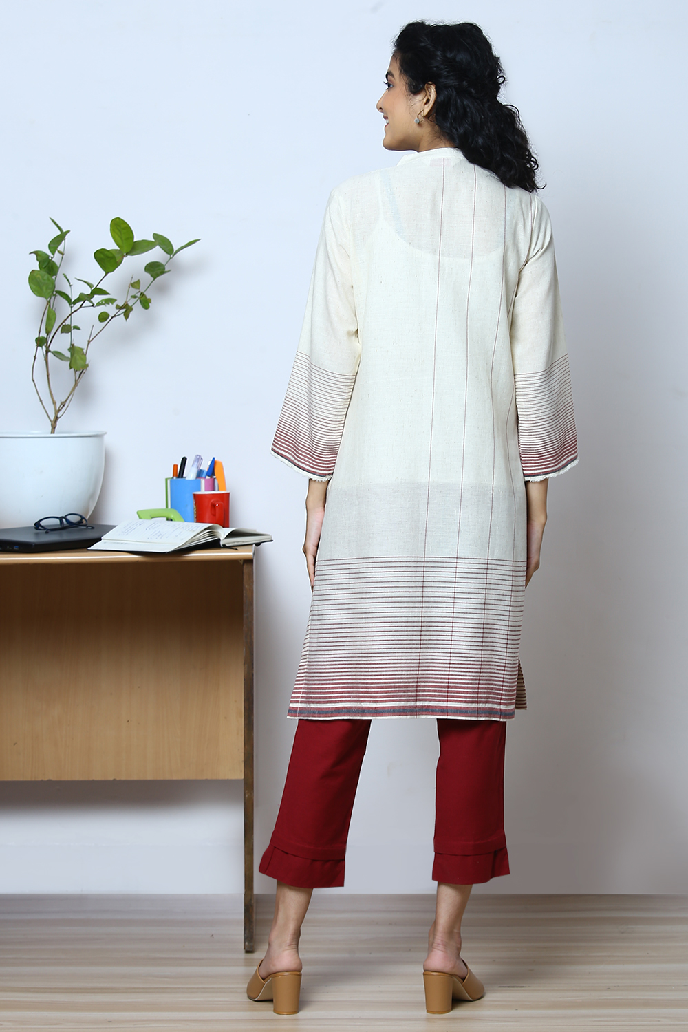 Off White Cotton Yarndyed Kurta image number 5