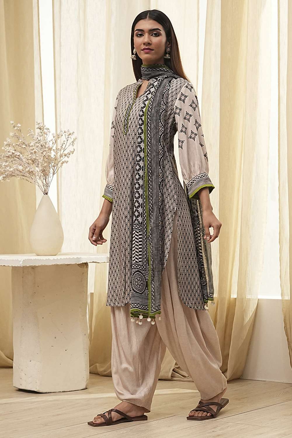 Black and Beige Printed Straight Suit Set image number 3
