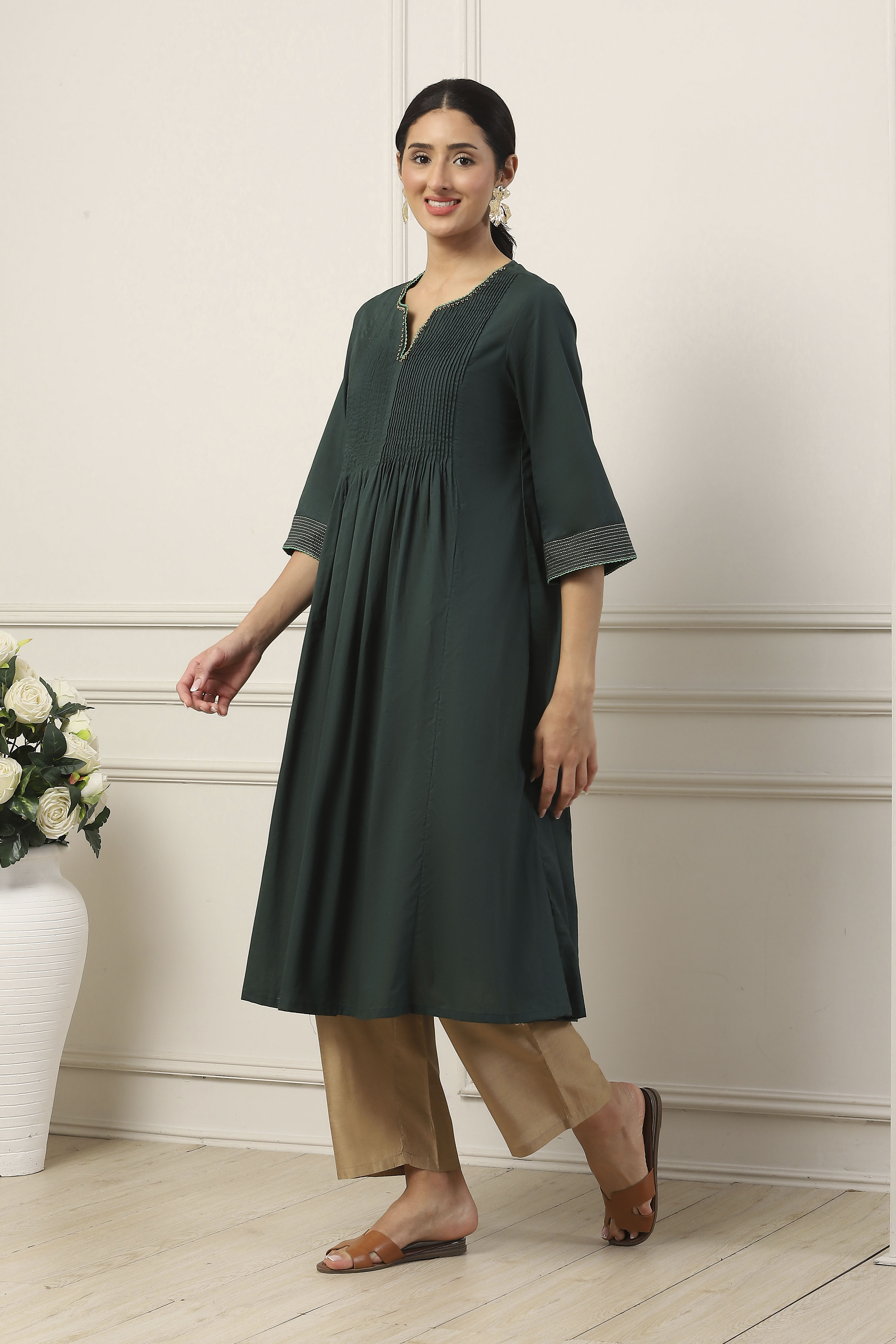 Green Cotton Solid Pleated A-Line Kurta image number 2