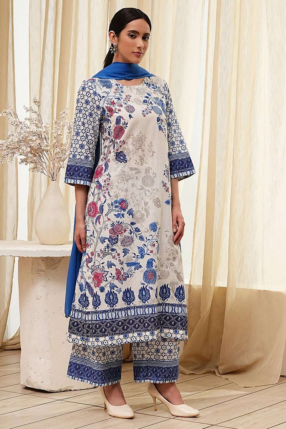 Off-White and Blue Cotton Straight Suit Set image number 5