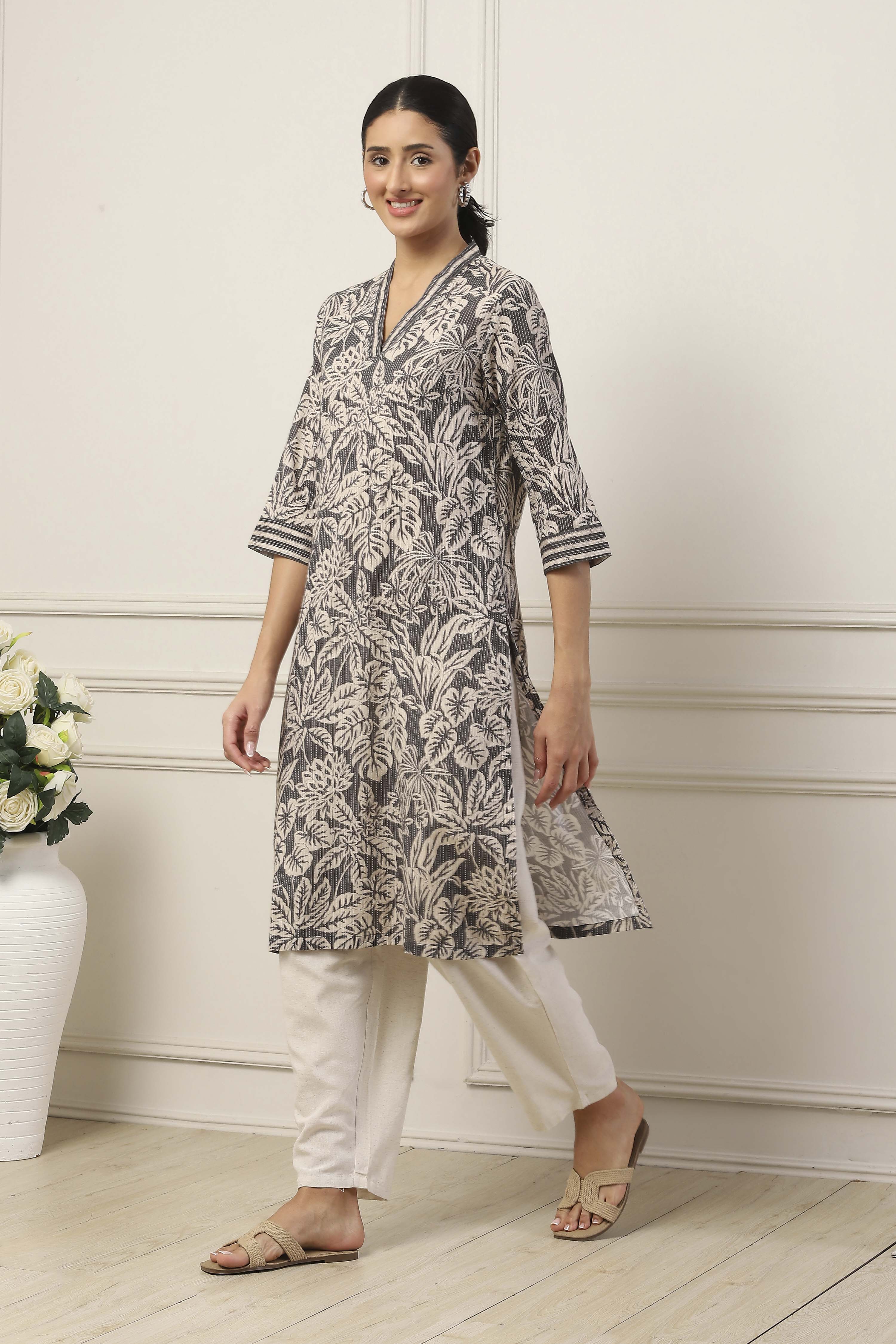 Grey & White Cotton Floral Printed Straight Kurta image number 2