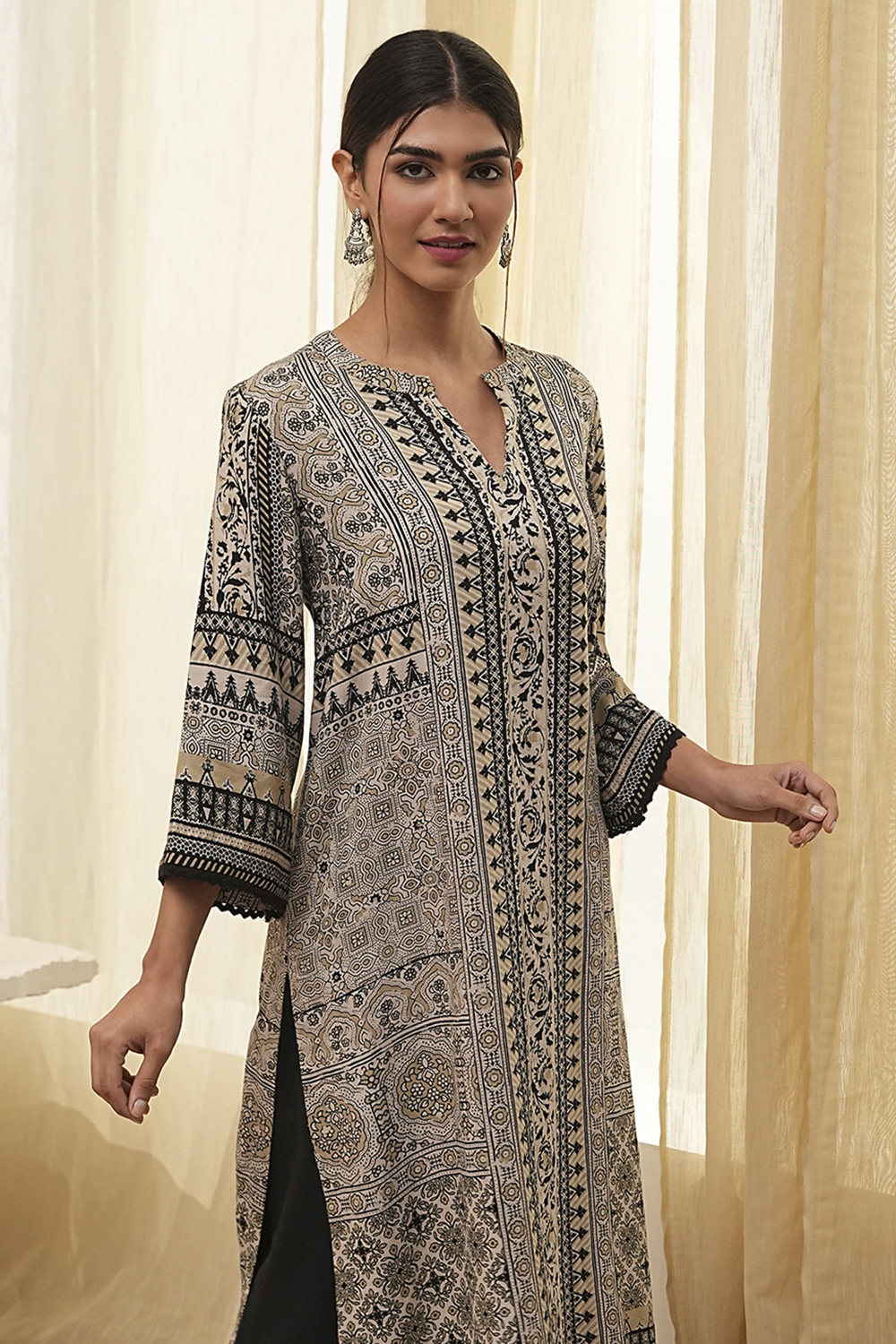 Ecru and Black Printed Straight Kurta image number 6