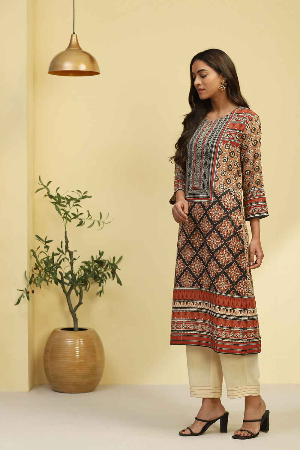 Green Ethnic Motifs Printed Straight Kurta image number 2