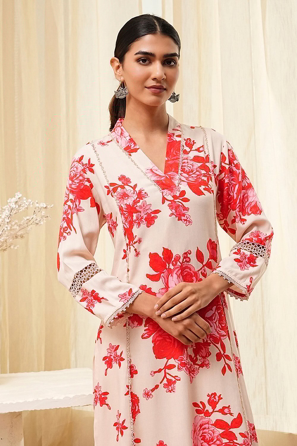 Red and Off-White Floral Printed Straight Kurta image number 1