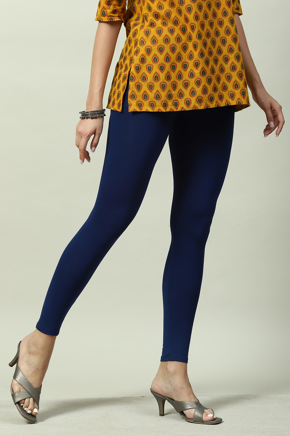 Black Viscose Lycra Solid Leggings image number 3