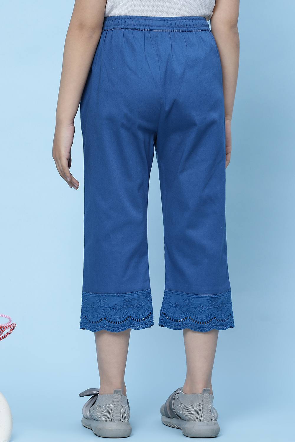Black Cotton Solid Capri Pant image number 4