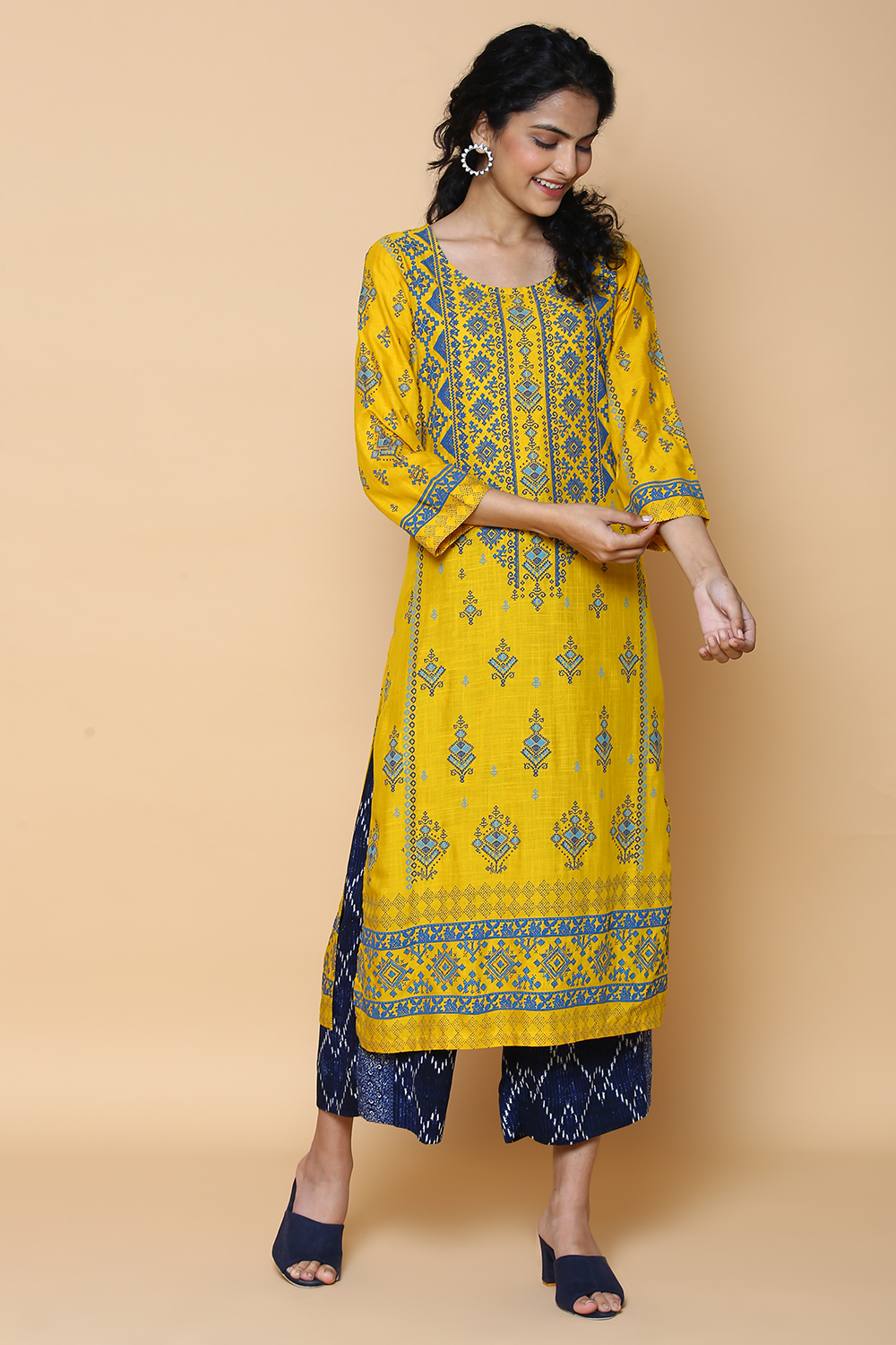 Mustard Rayon Straight Printed Kurta image number 2