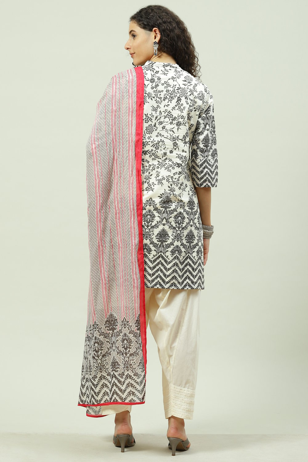 Black and Off White Straight Kurta Salwar Pant Suit Set image number 7