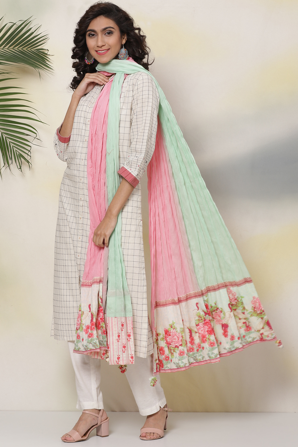 Pink And Green Cotton Solid Dupatta image number 2