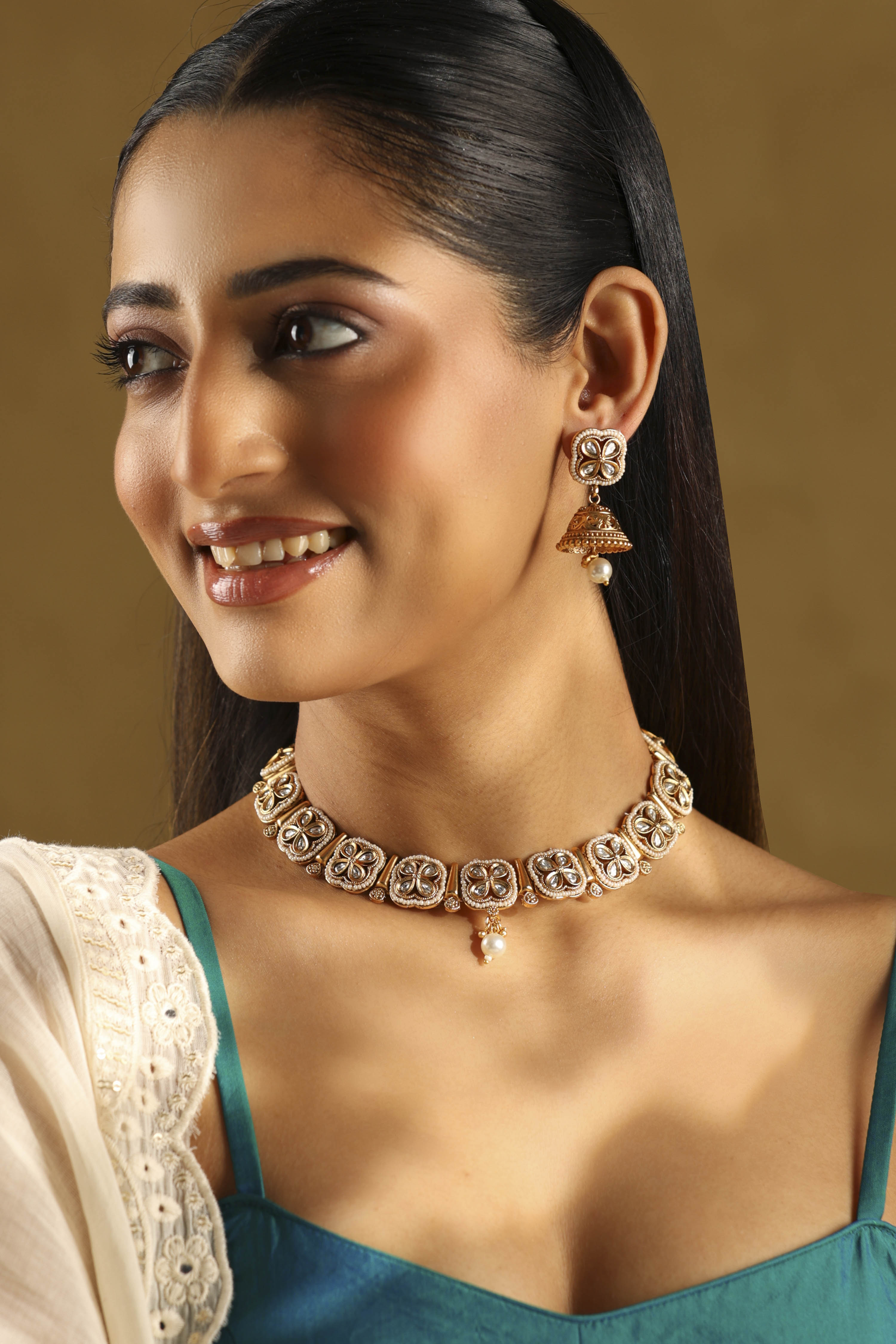 White Necklace Set image number 3