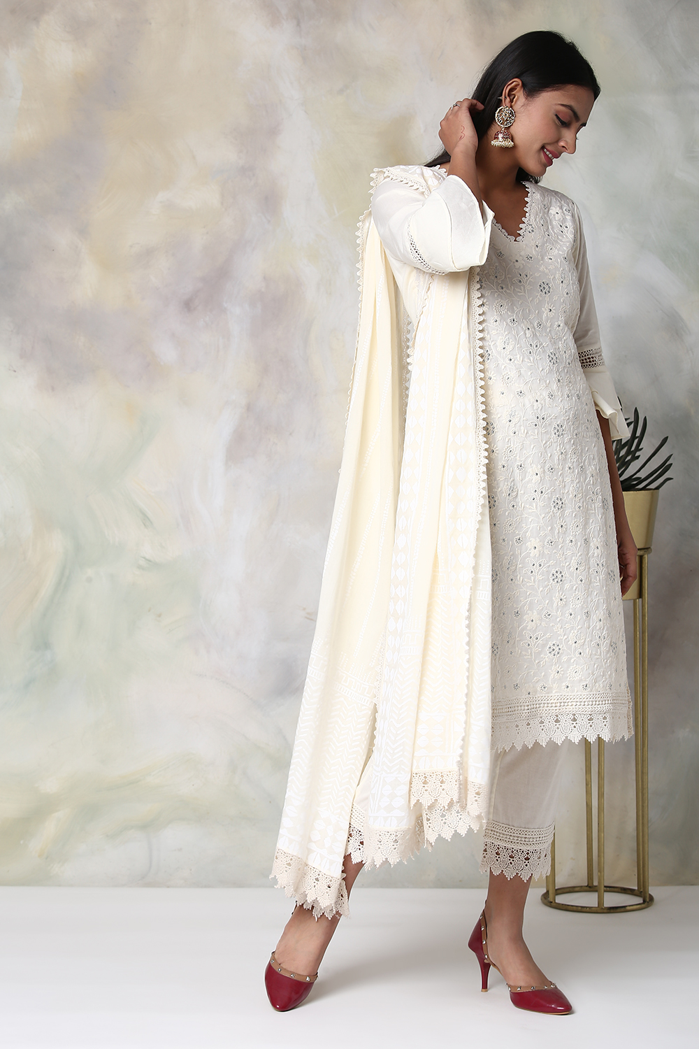 Off White Cotton Straight Kurta Slim Pant Suit Set image number 5