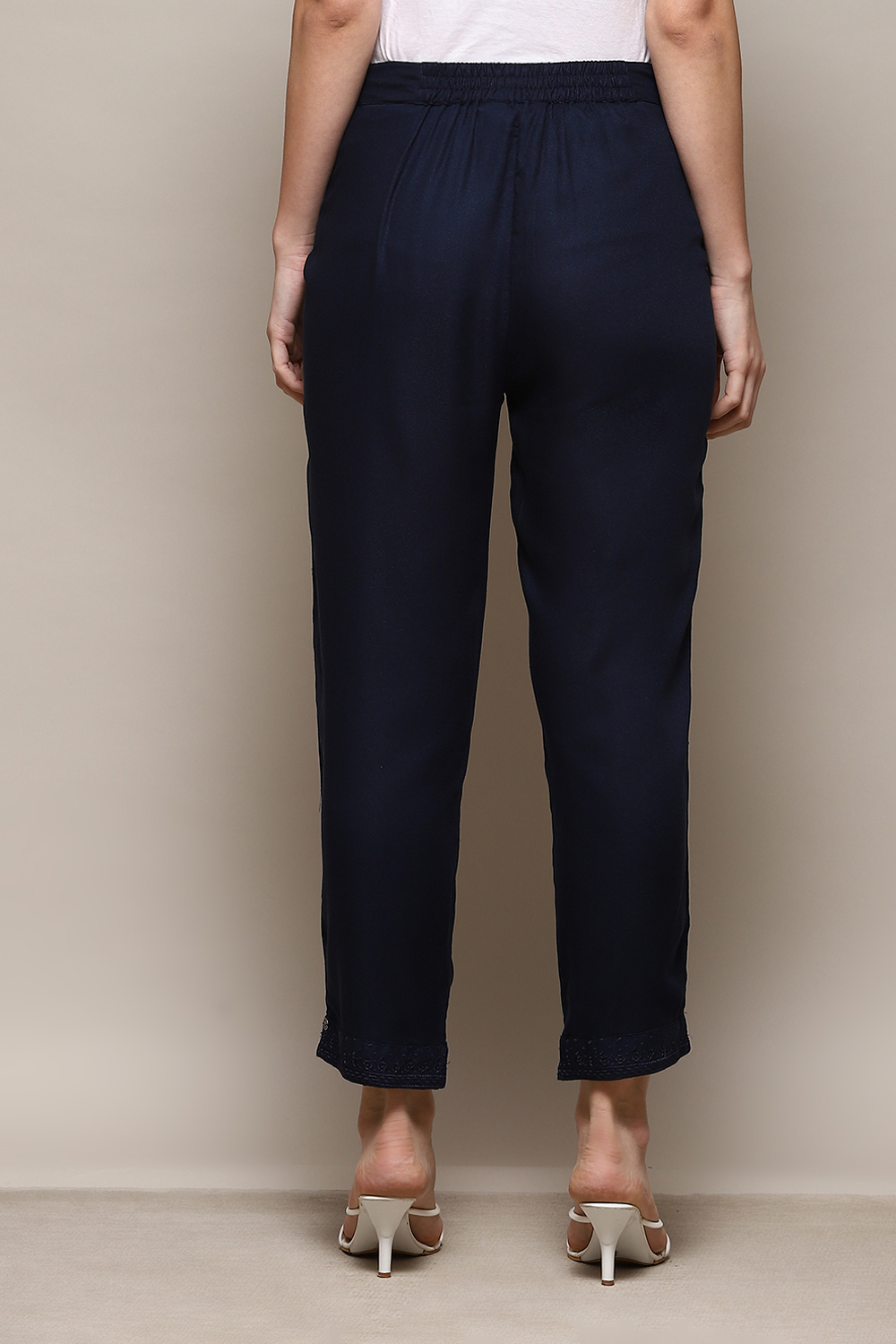 Off White Viscose Slim Solid Pants image number 4