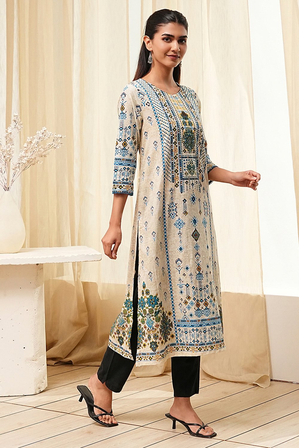 Off-White and Blue Cotton Straight Kurta image number 4