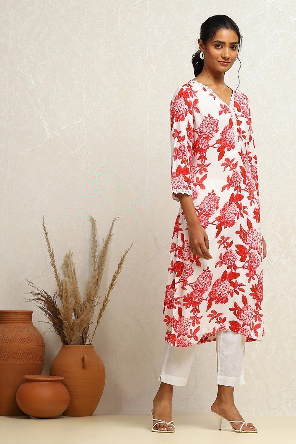 Red and White Floral Printed Straight Kurta image number 4