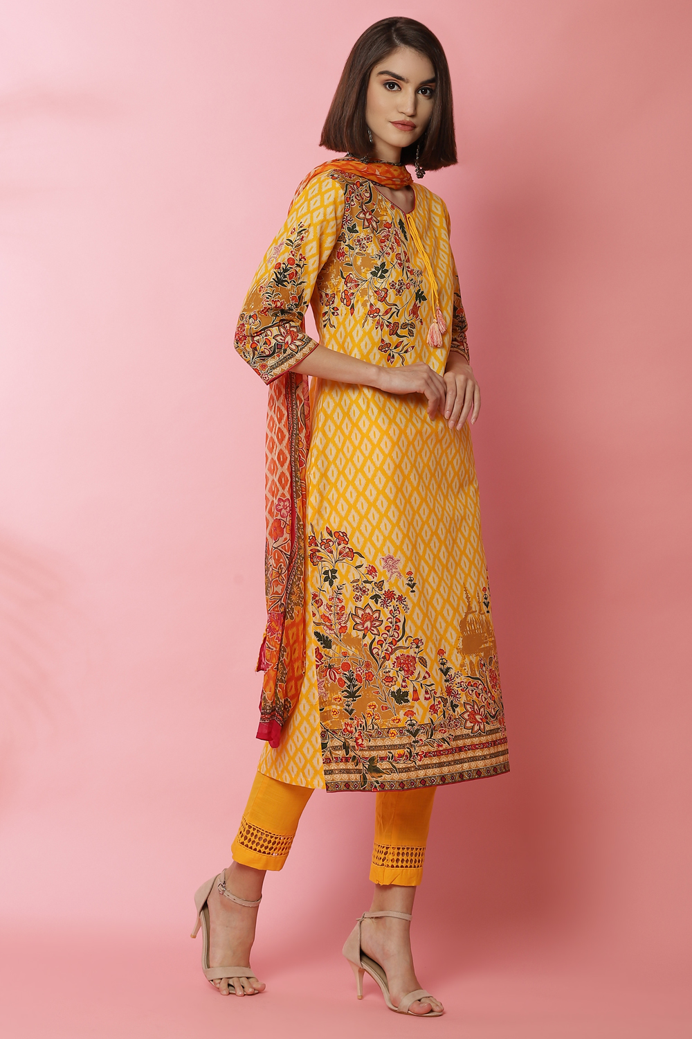 Yellow Cotton Straight Kurta Slim Pants Suit Set image number 4