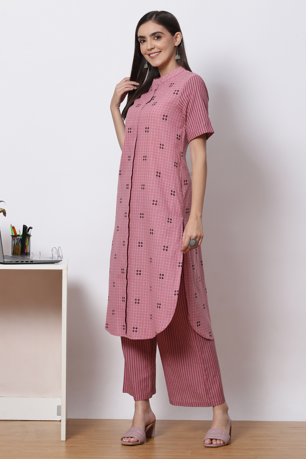 Pink Clay Cotton Straight Fusion Yarndyed Kurta Set image number 3