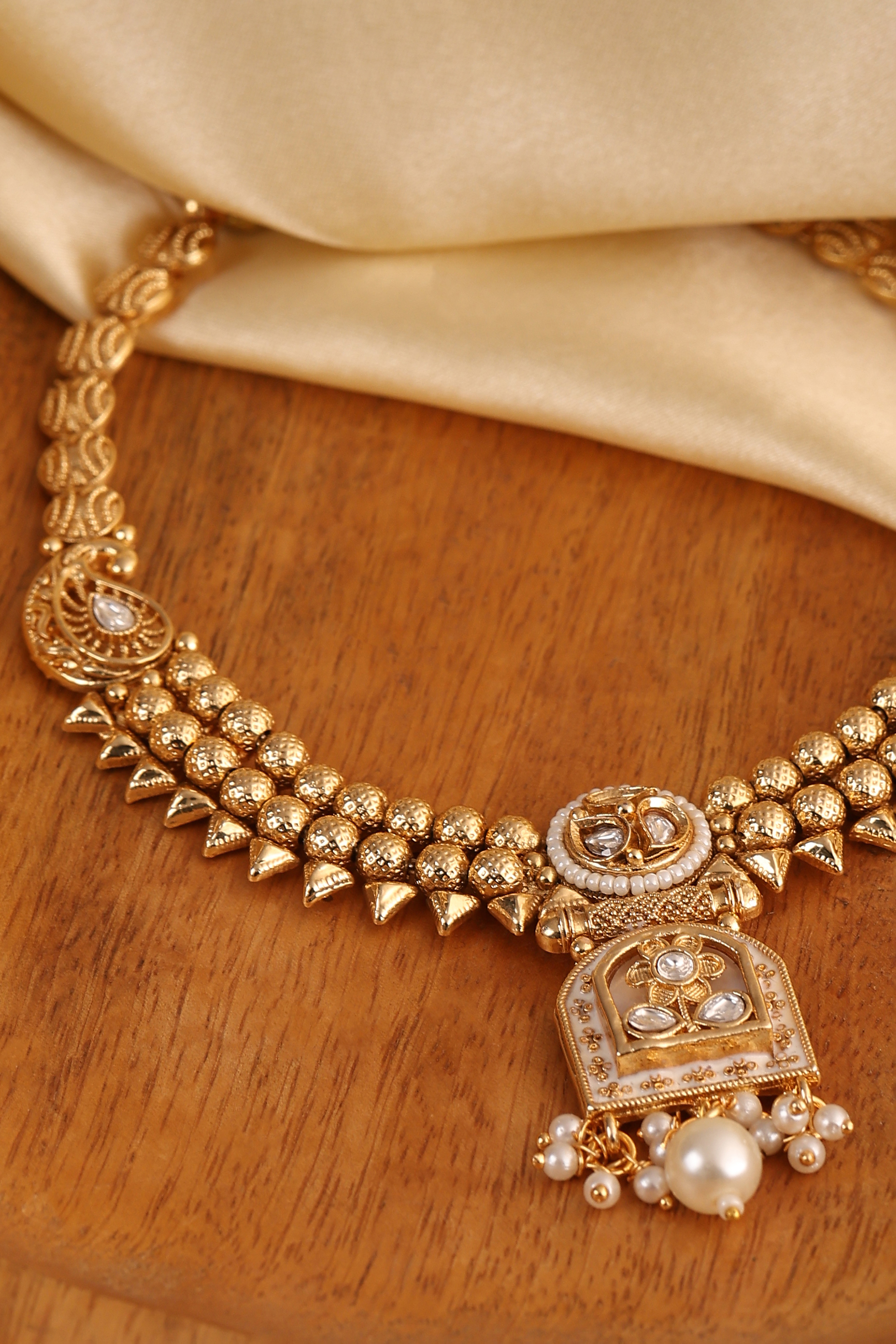 White Alloy Necklace Set image number 0