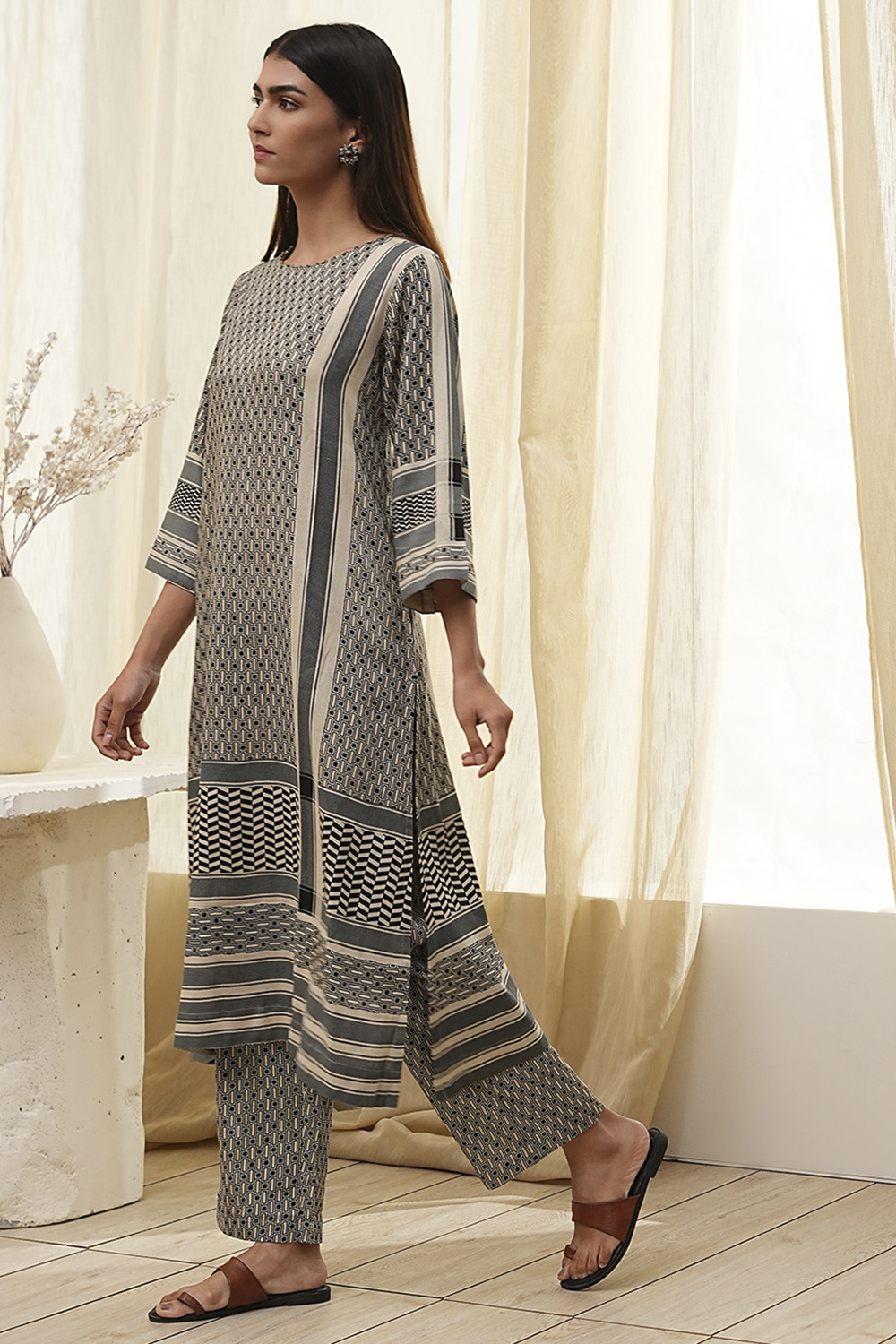 Black and Beige Printed Straight Kurta Set image number 3