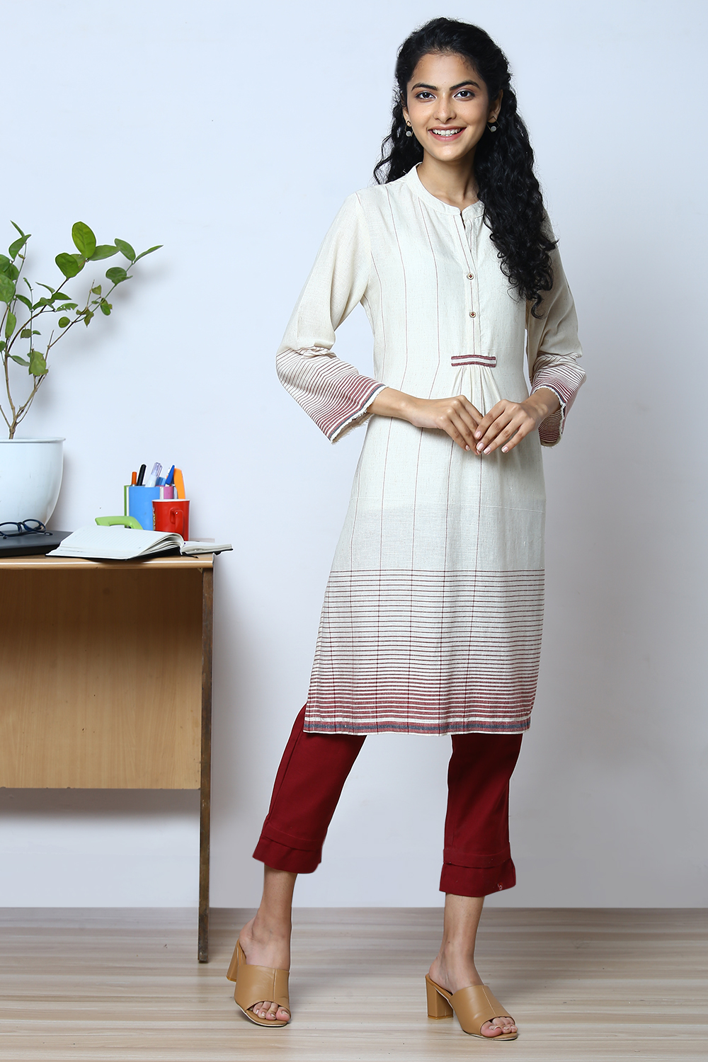 Off White Cotton Yarndyed Kurta image number 2