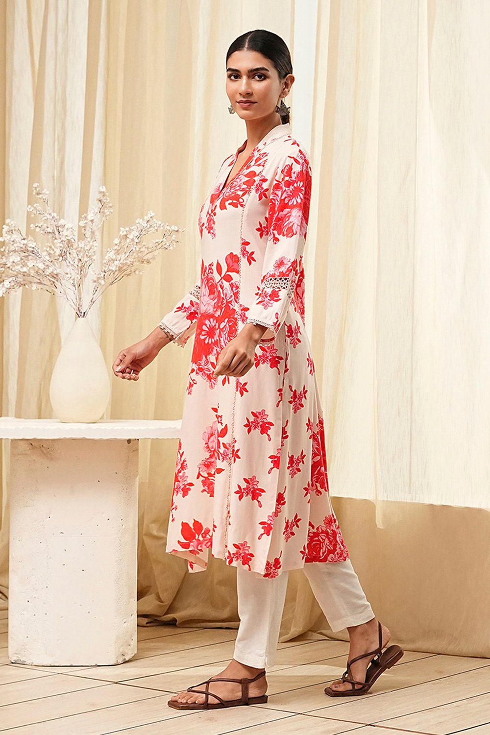 Red and Off-White Floral Printed Straight Kurta image number 2