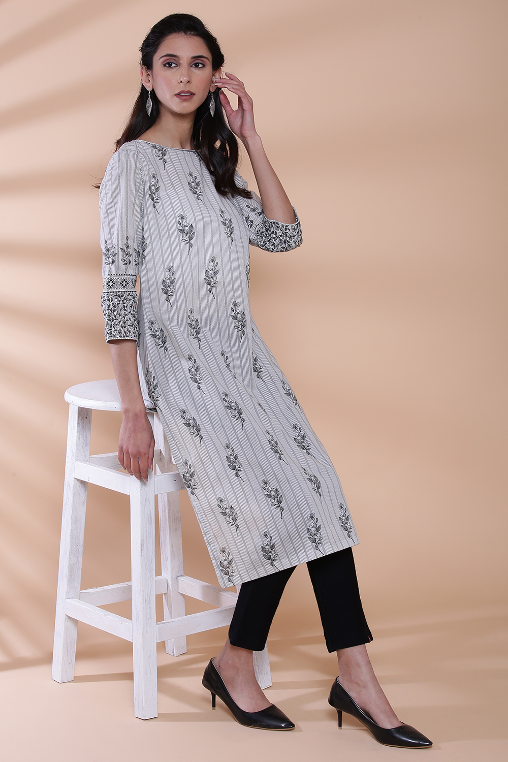 Grey Cotton Straight Kurta image number 2