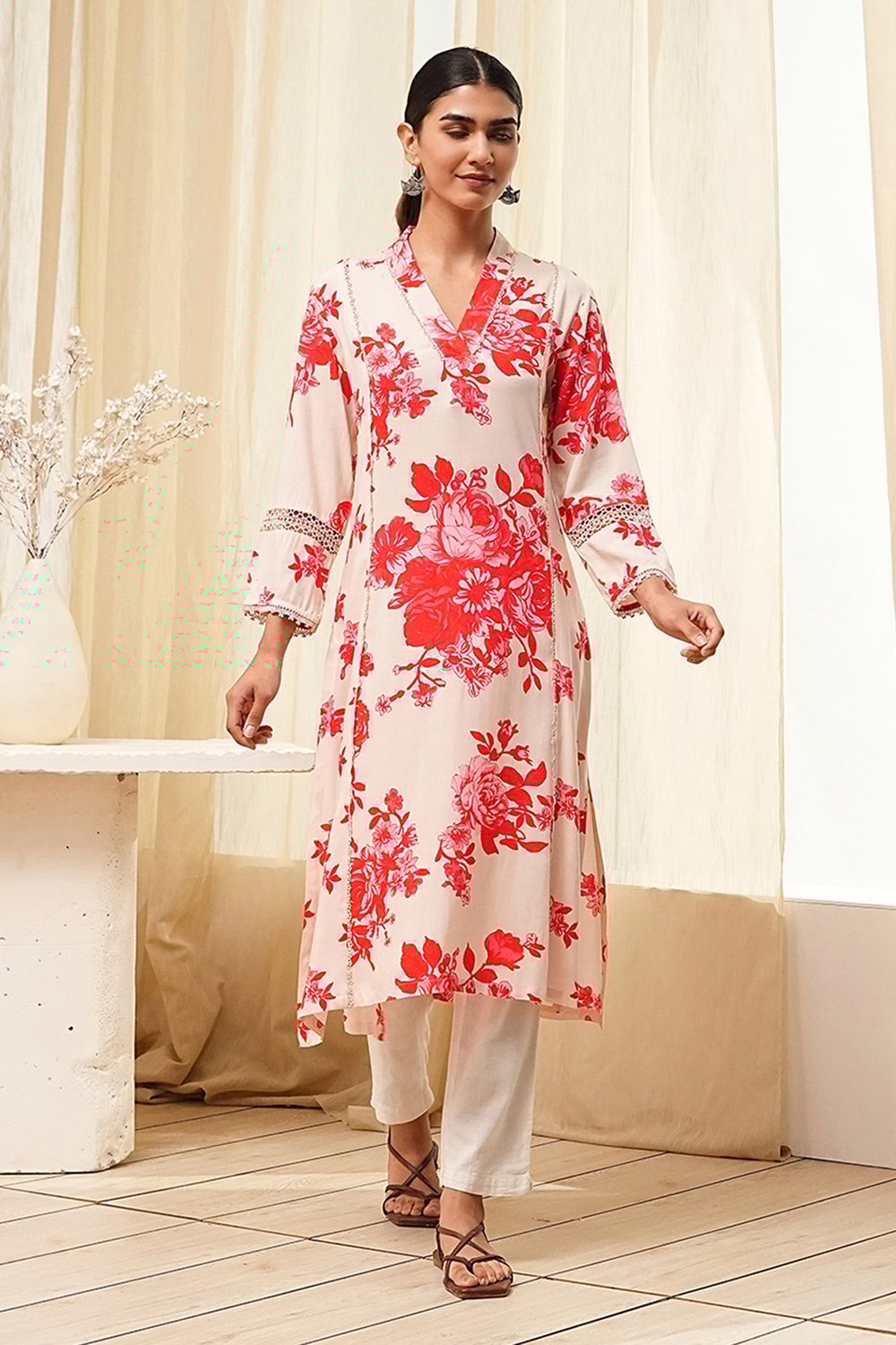 Red and Off-White Floral Printed Straight Kurta image number 6