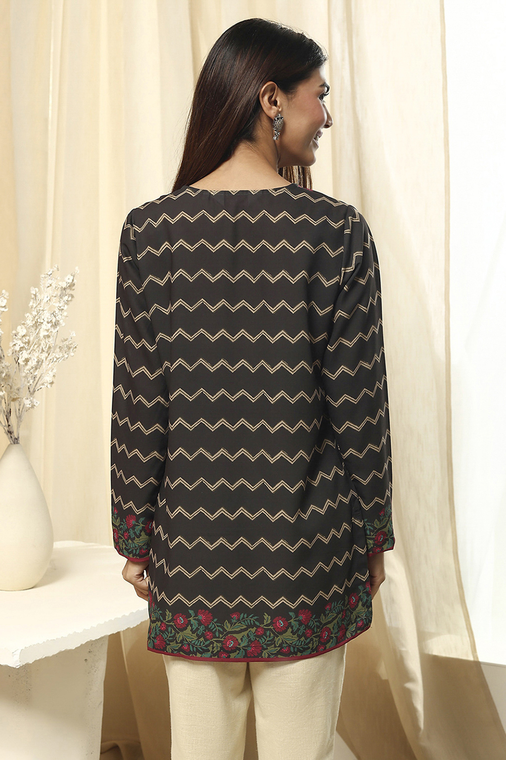 Mustard Yellow Printed Straight Short Kurta image number 3