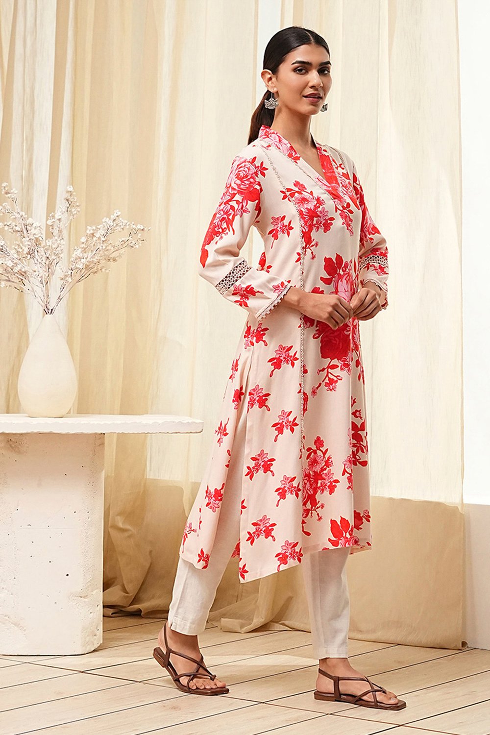Red and Off-White Floral Printed Straight Kurta image number 4