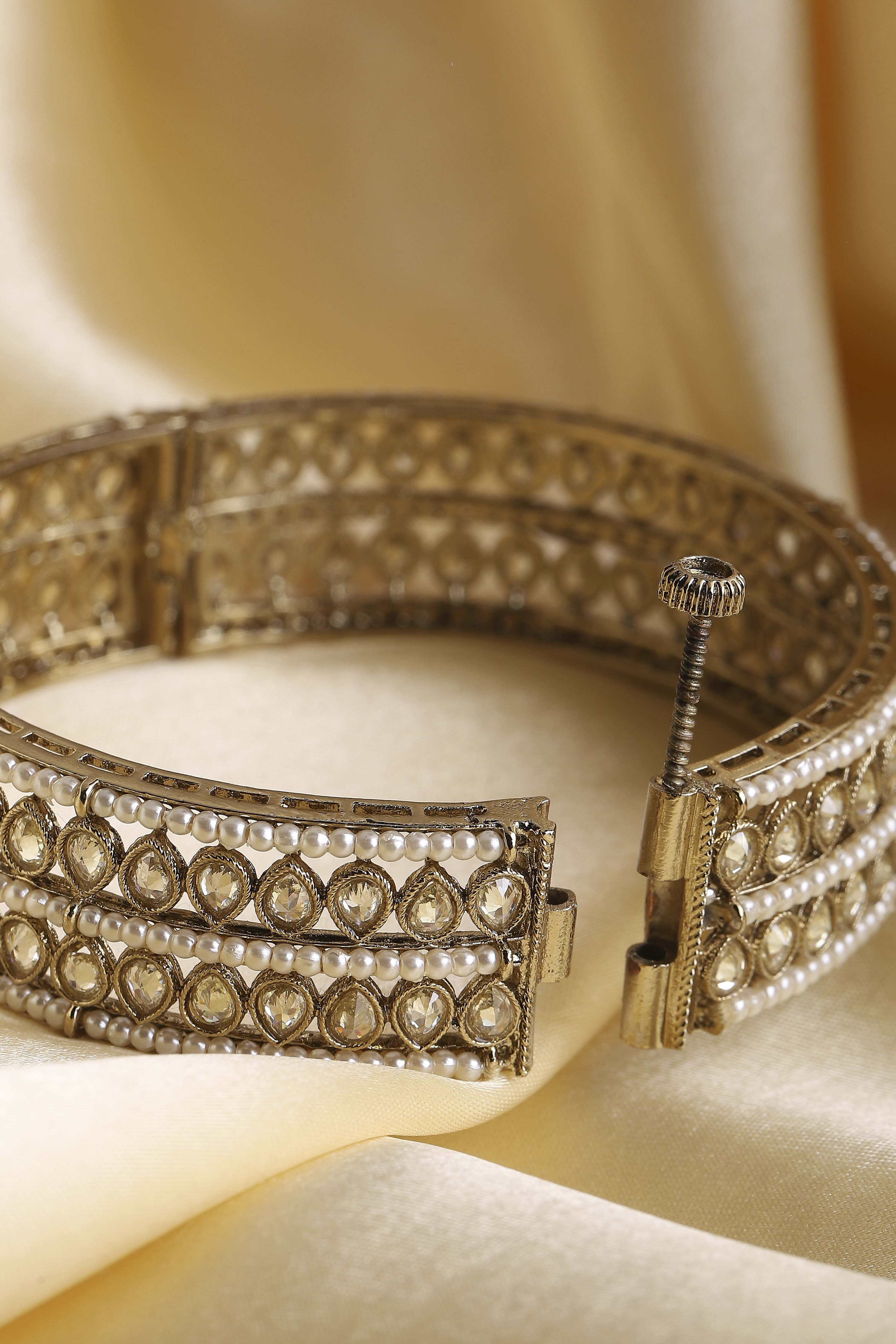 Gold Alloy Bangle image number 2