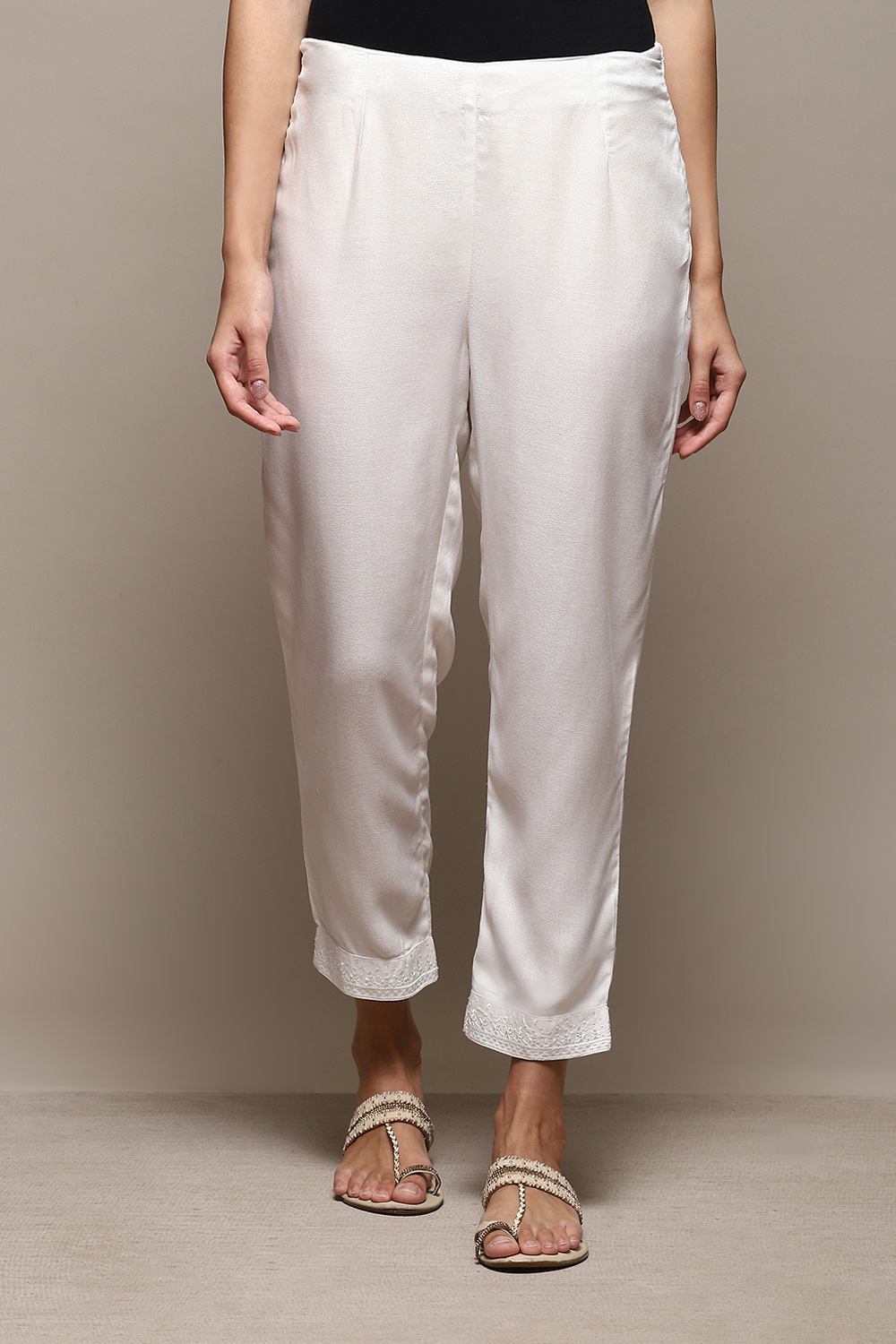 Off White Viscose Slim Solid Pants image number 5