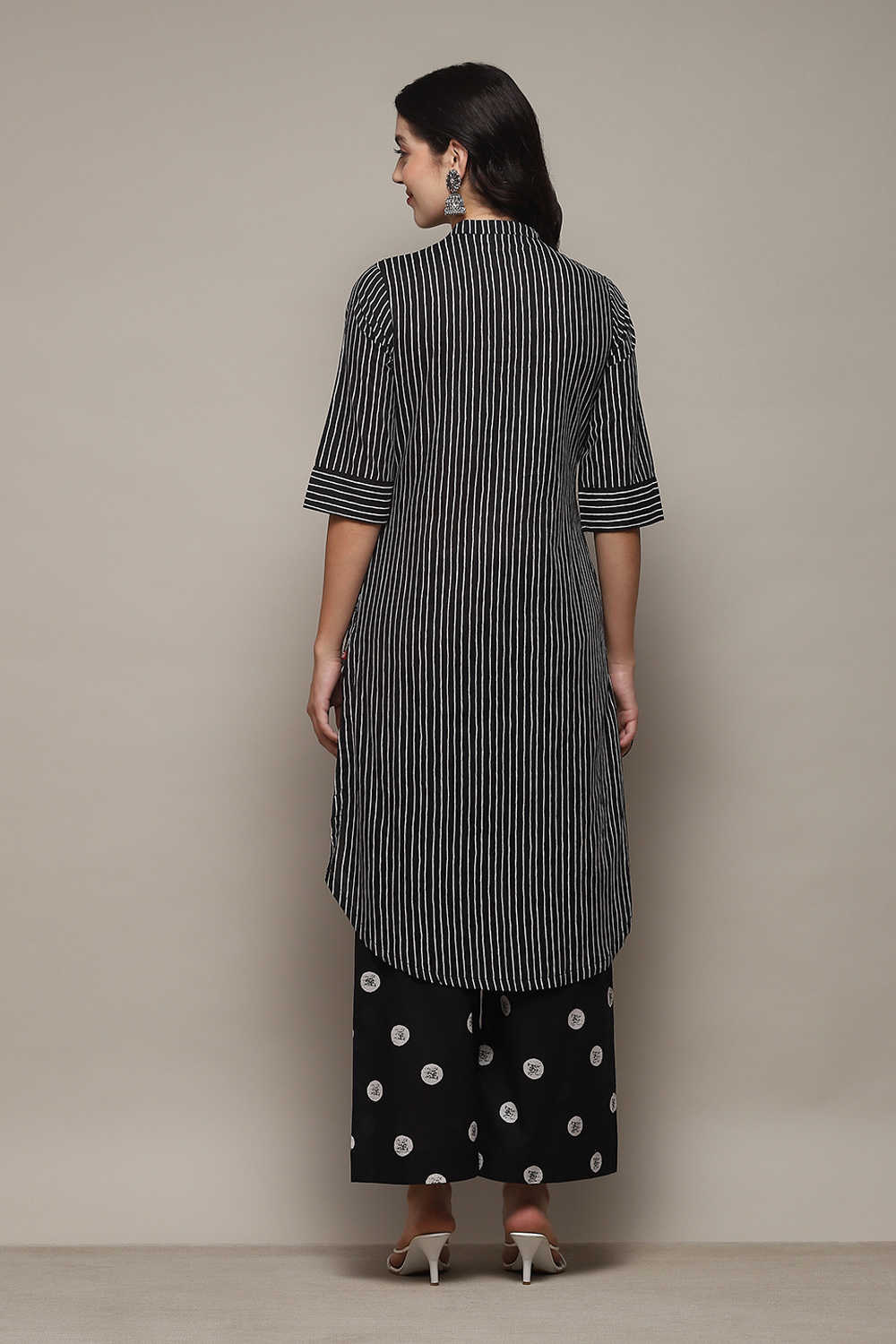Grey Cambric Narrow Kurta Pant Suit Set image number 5