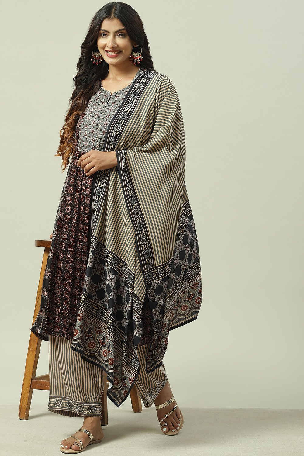 Maroon and Green Viscose Flared Kurta Palazzo Suit Set image number 7