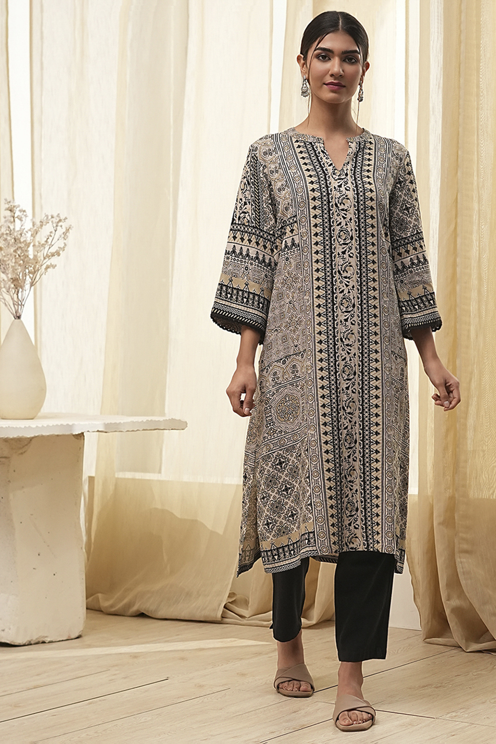 Ecru and Black Printed Straight Kurta image number 5