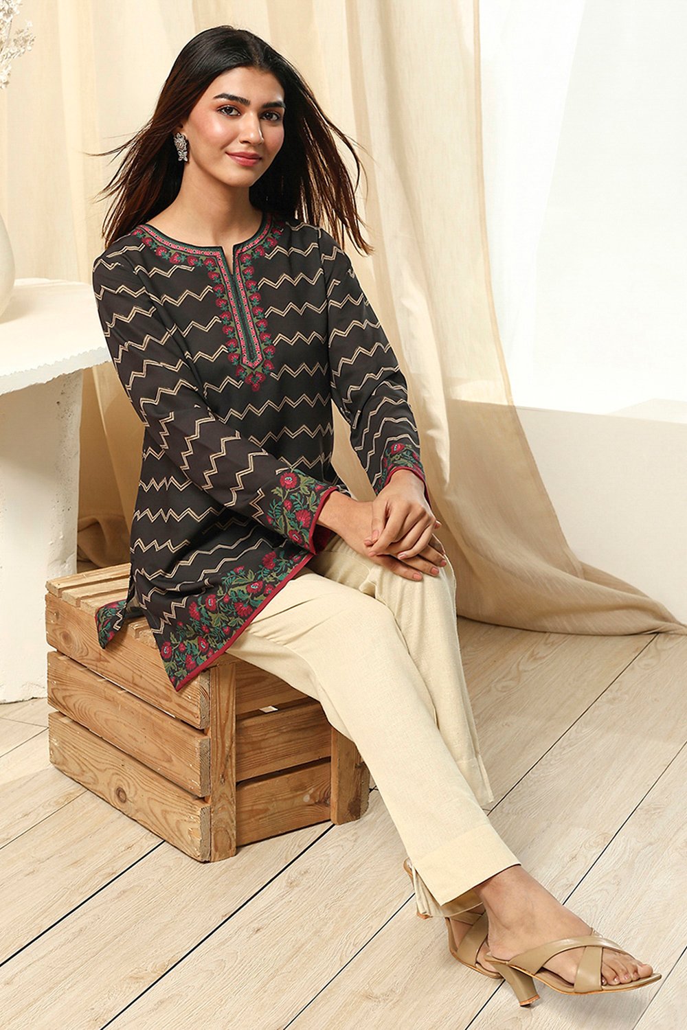 Mustard Yellow Printed Straight Short Kurta image number 6