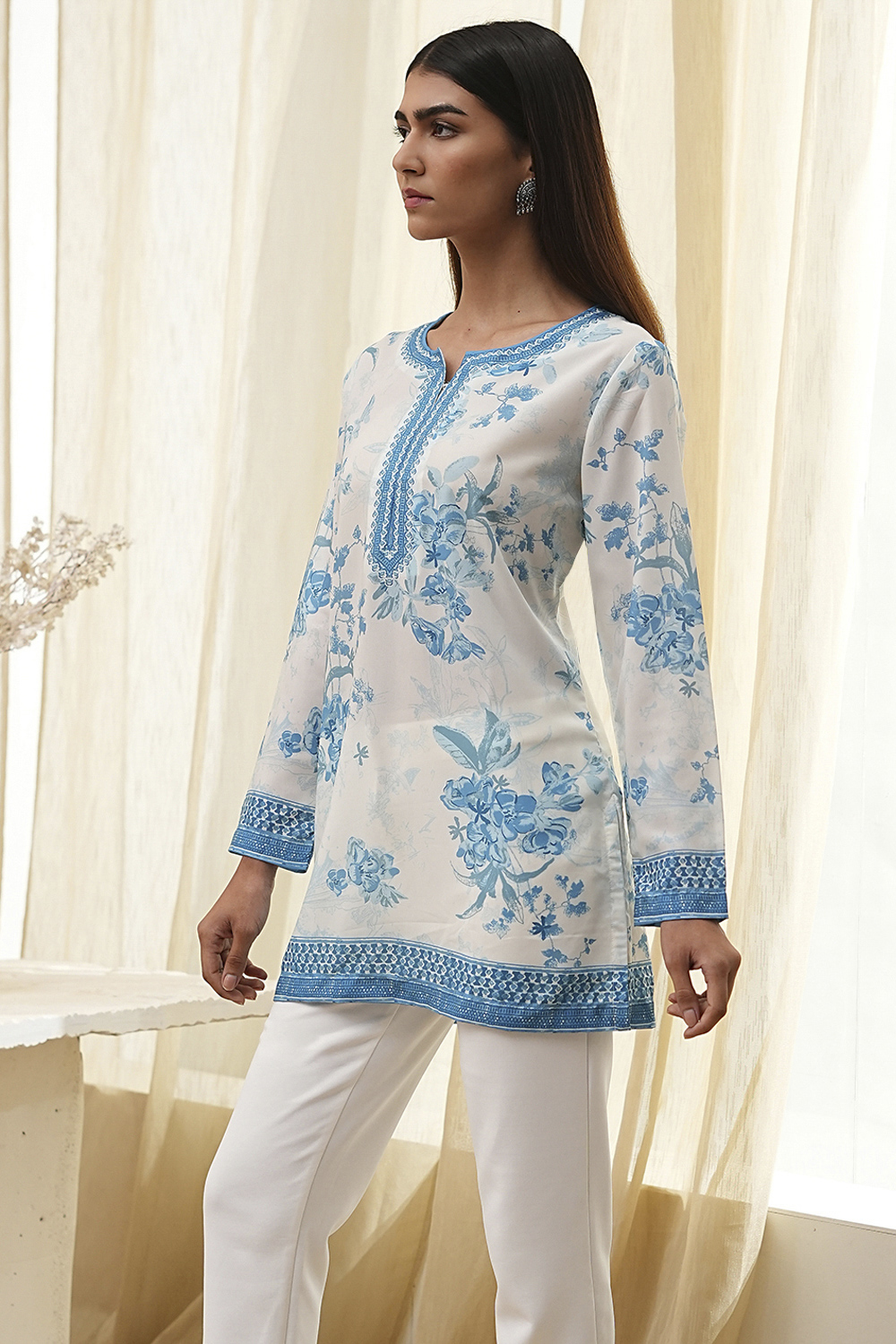 Off-White and Blue Floral Printed Short Straight Kurta image number 2